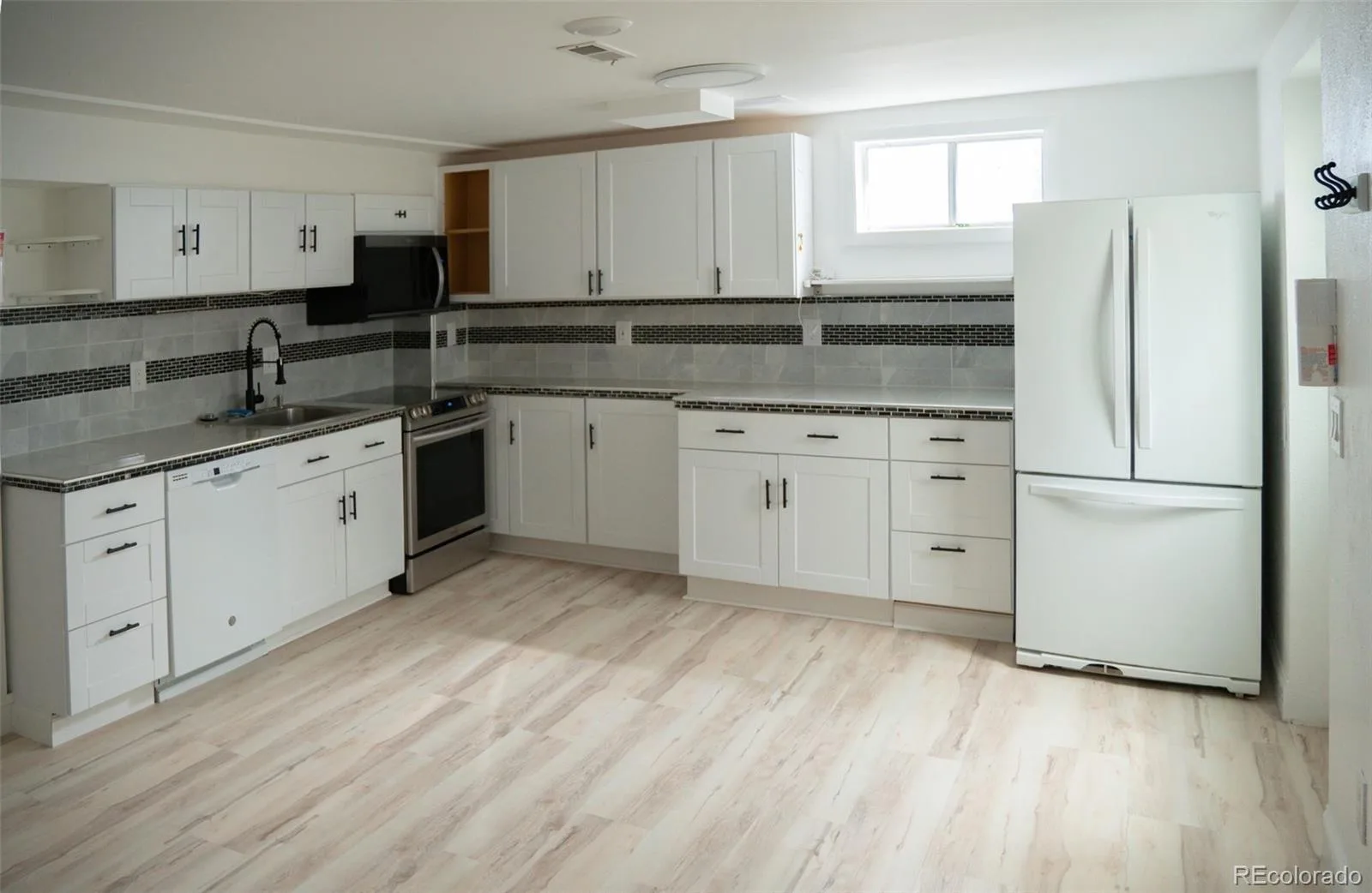 3719 E MISSION PARKWAY Aurora CO 80013 | MLS #REC3298235 10102026053017 1600 29
