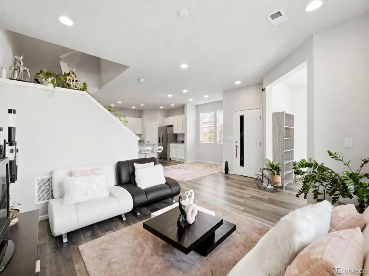 16291 Bolling Drive Denver CO 80239 | MLS #REC3322447 08272026144453 1200 4