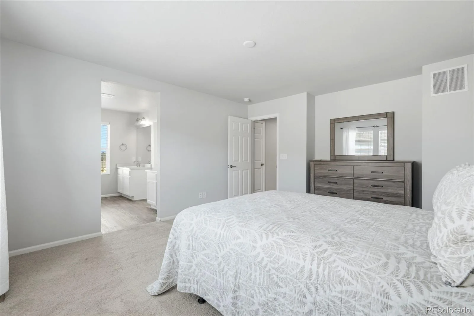 16291 Bolling Drive Denver CO 80239 | MLS #REC3322447 08272026144453 1600 23