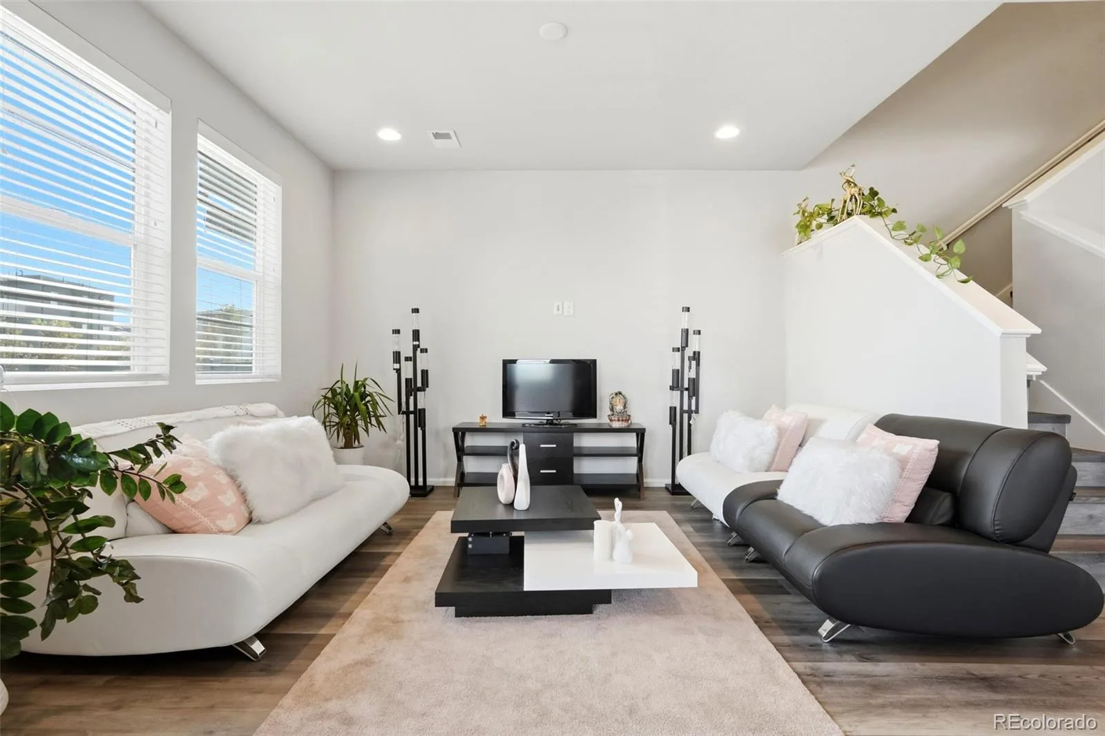 16291 Bolling Drive Denver CO 80239 | MLS #REC3322447 08272026144453 1600 3
