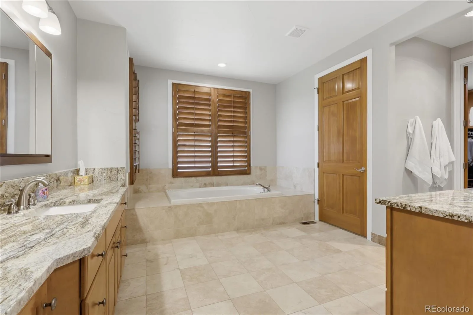 6732 Vista Lodge Loop Castle Pines CO 80108 MLS #REC3335126 06092026005937 1600 28