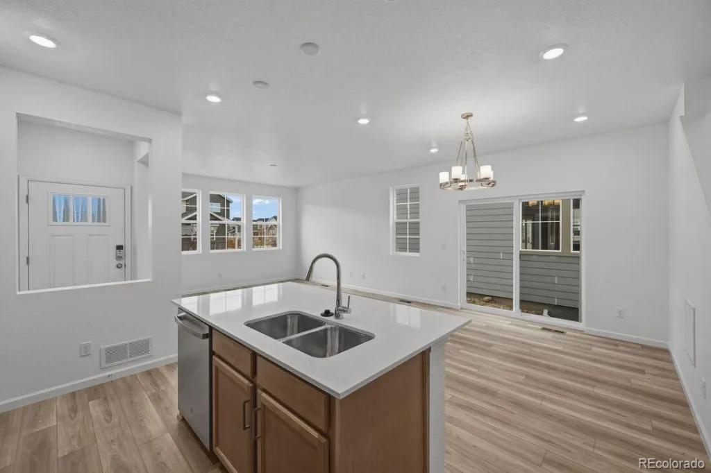 3293 N Coolidge Way Aurora CO 80019 | MLS #REC3357650 07302026155926 1024 6