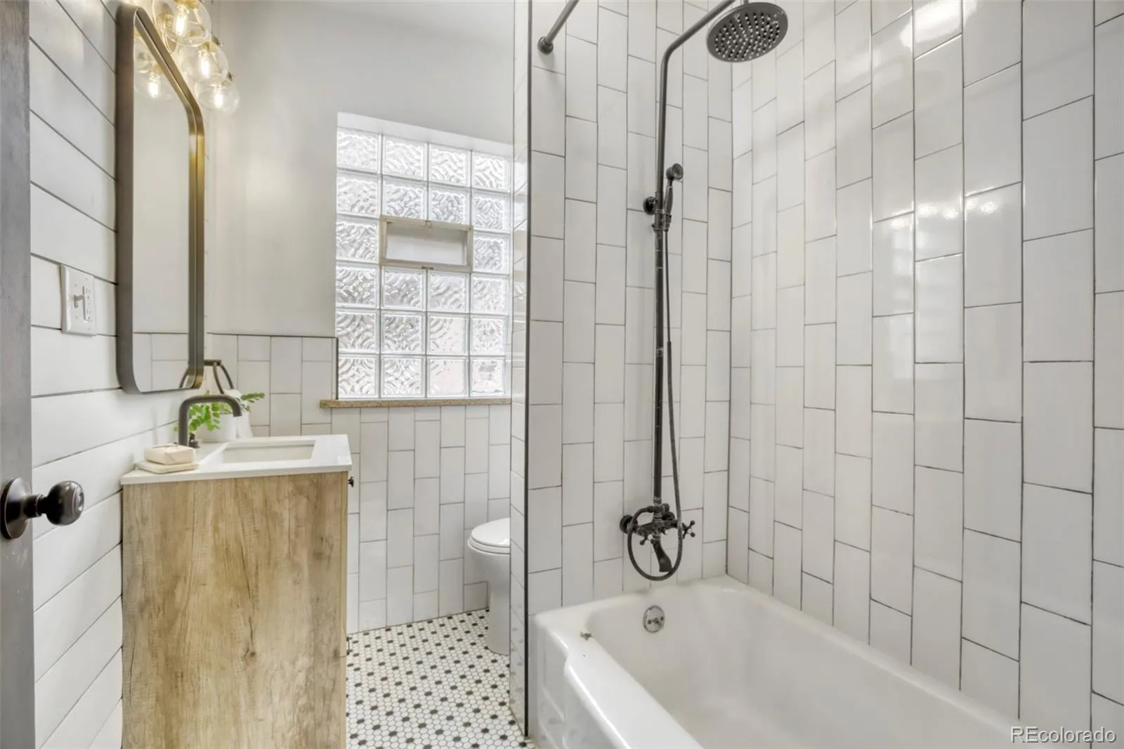 04152026193900 1600 14