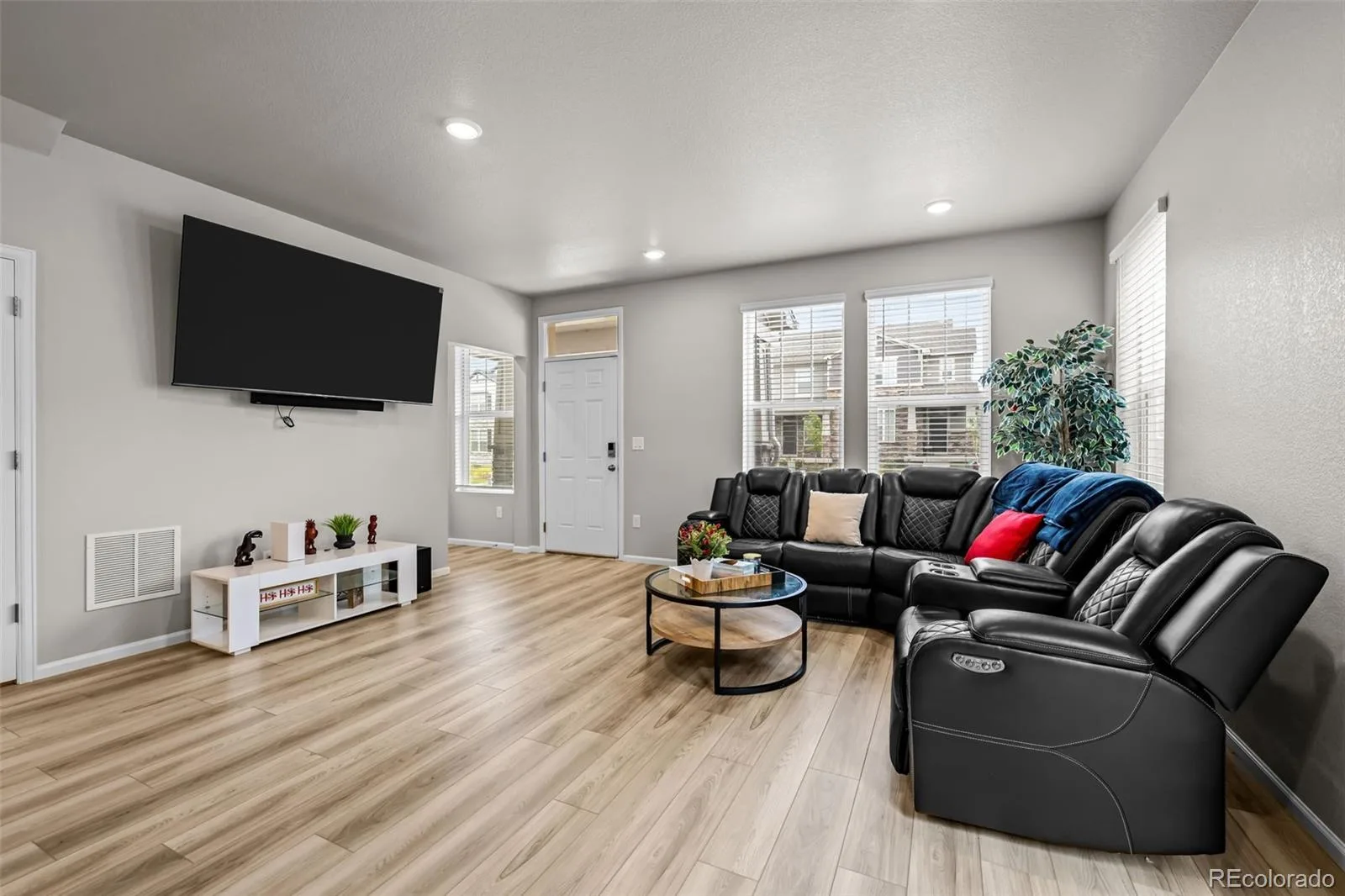 737 N Tempe Street Aurora CO 80018 | MLS #REC3471453 08282026030154 1600 4