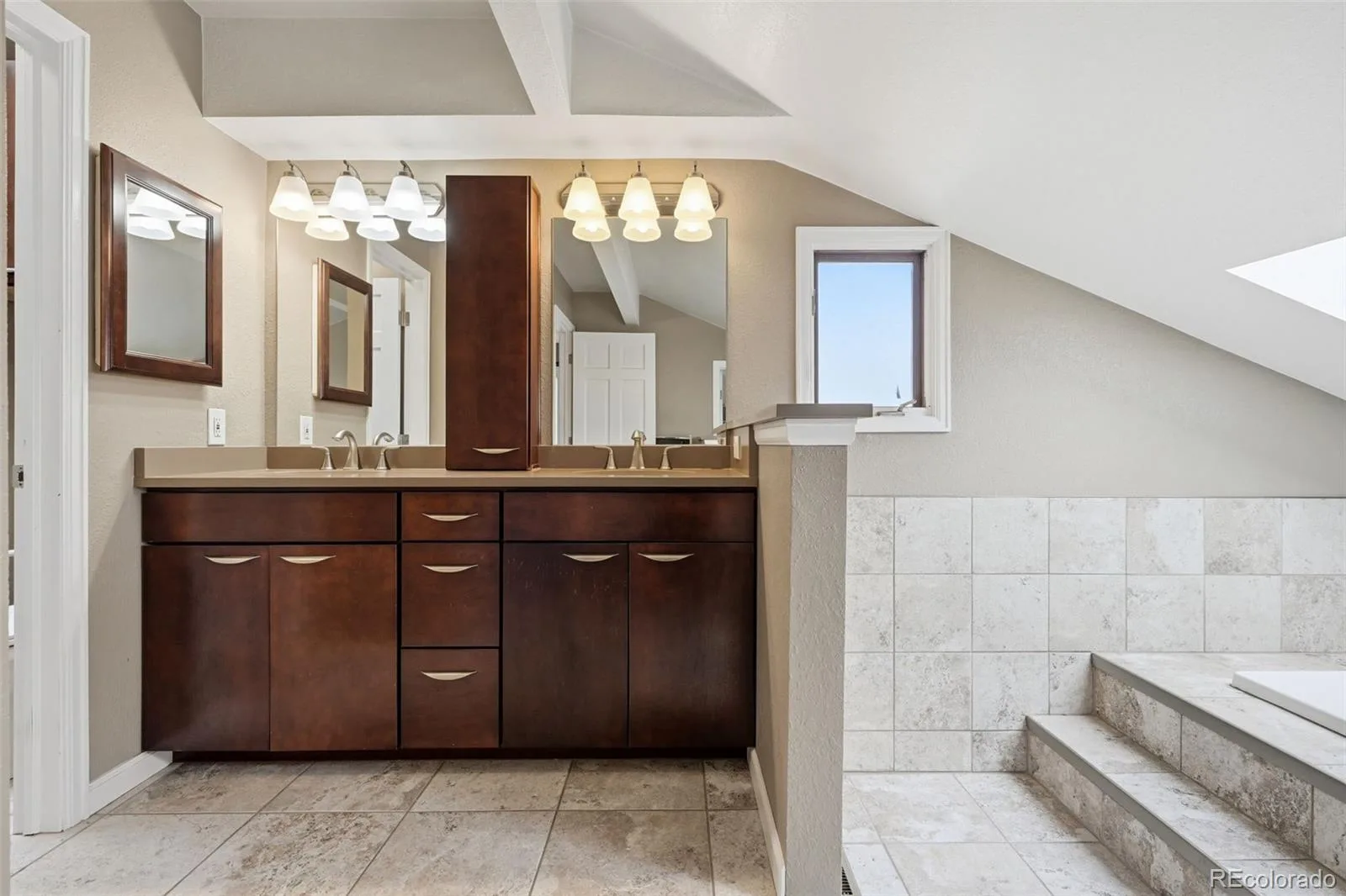 9056 E Colorado Circle Denver CO 80231 MLS #REC3490498 06012026231349 1600 26
