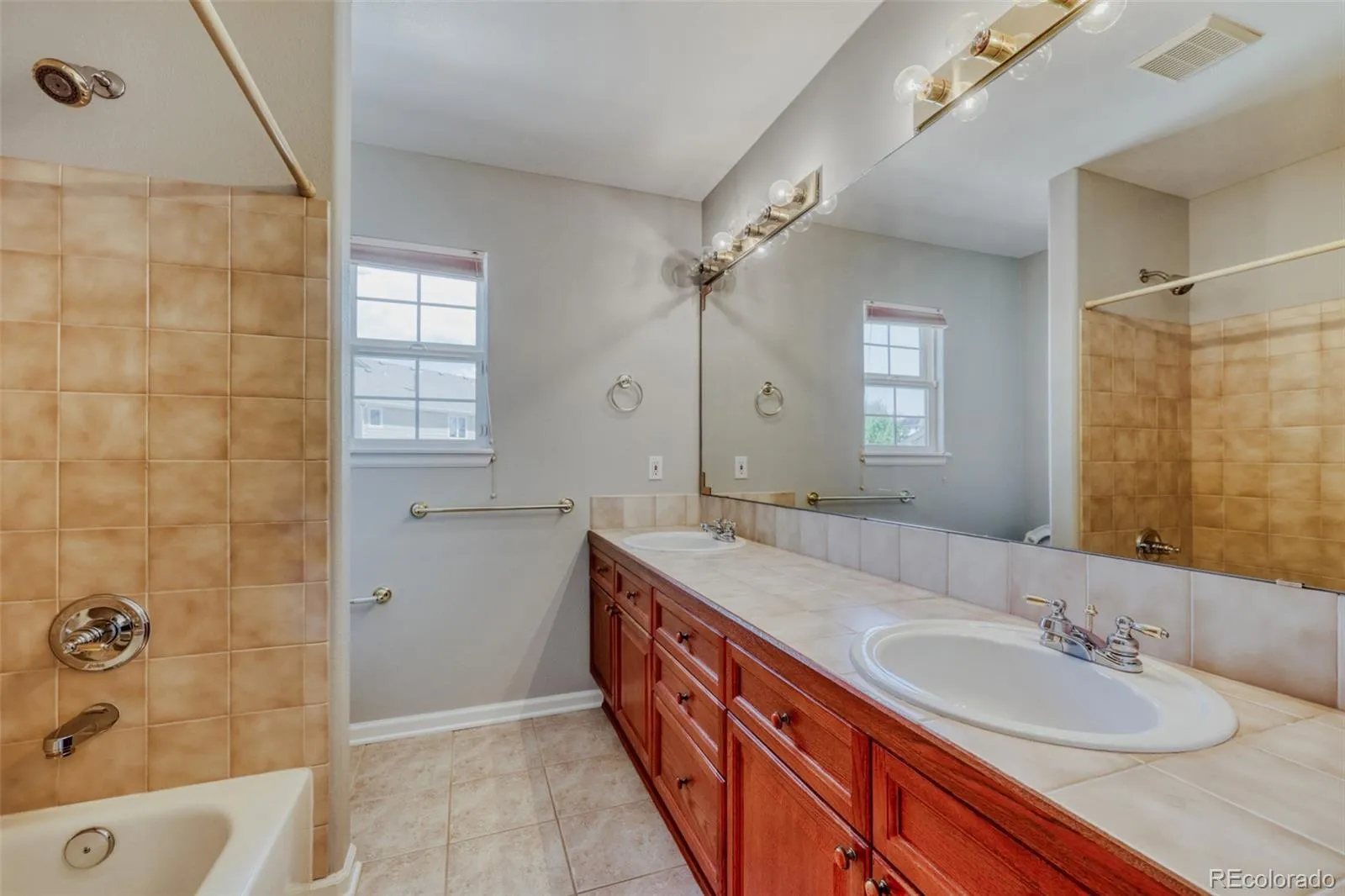 5751 S Flanders Court Aurora CO 80015 MLS #REC3519698 05052026235947 1600 34