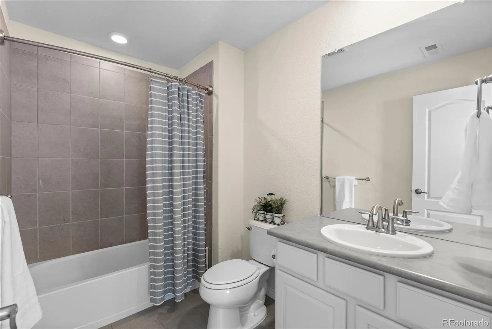 27267 E Jamison Place Aurora CO 80016 MLS #REC3526613 05282026022006 1600 26