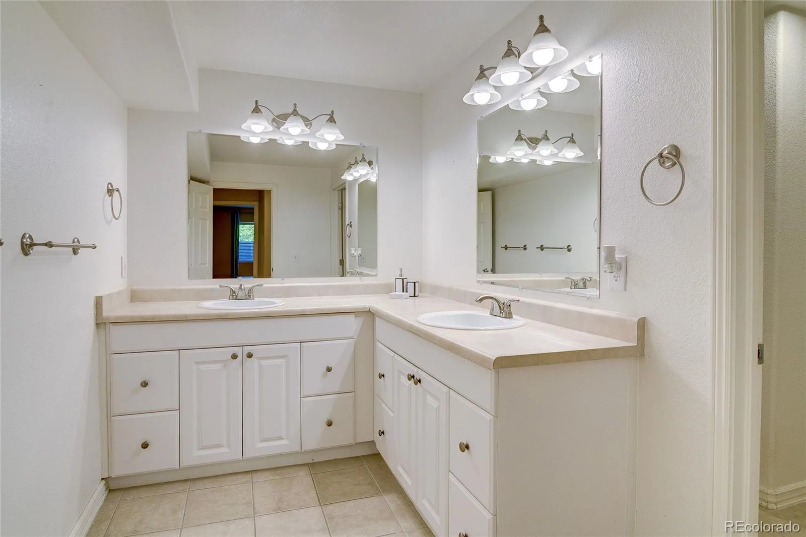 22226 E Glasgow Place Aurora CO 80016 MLS #REC3543318 06192026074624 1600 39