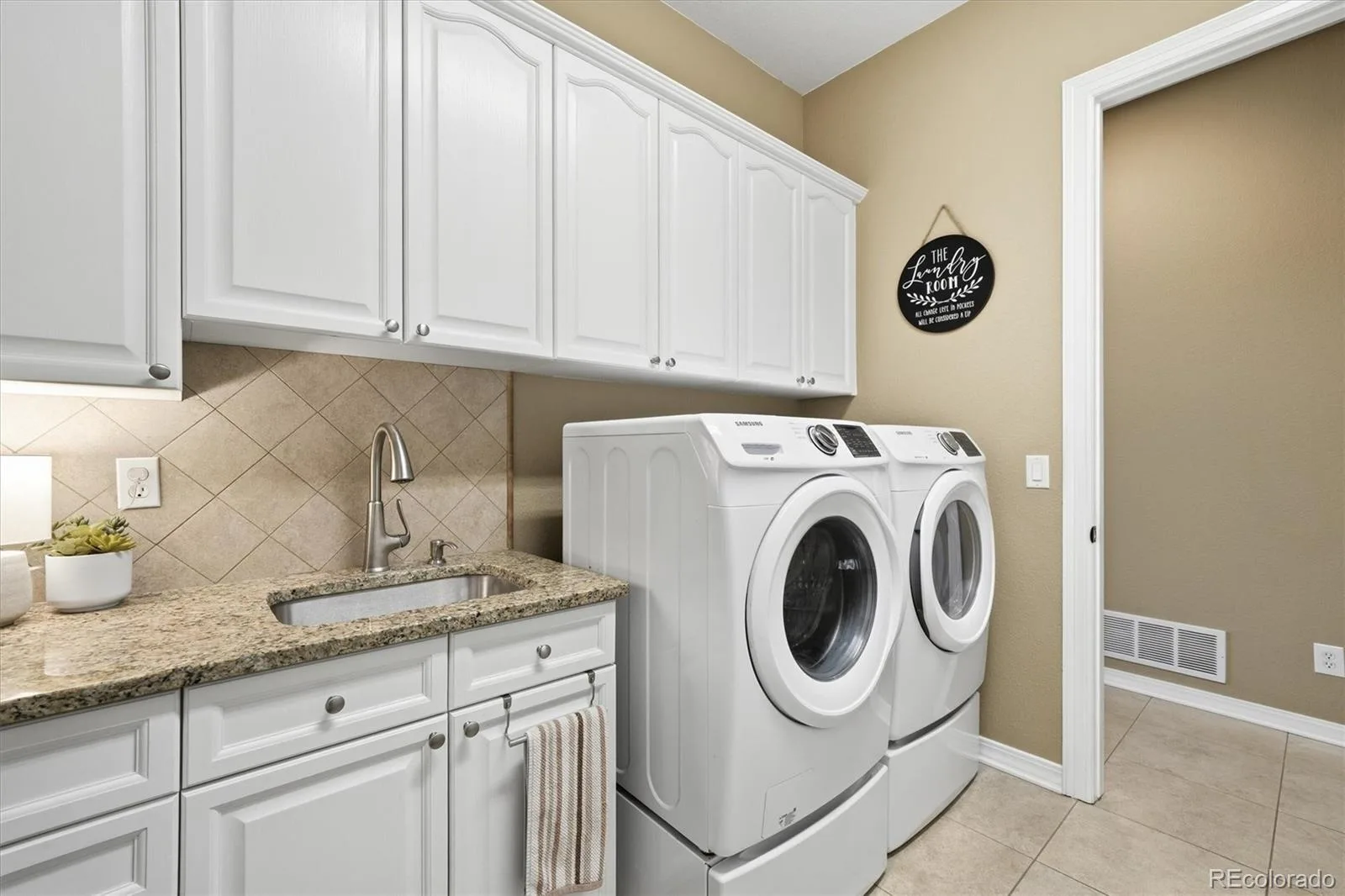 6558 S Riviera Way Aurora CO 80016 | MLS #REC3561731 08272026161242 1600 19