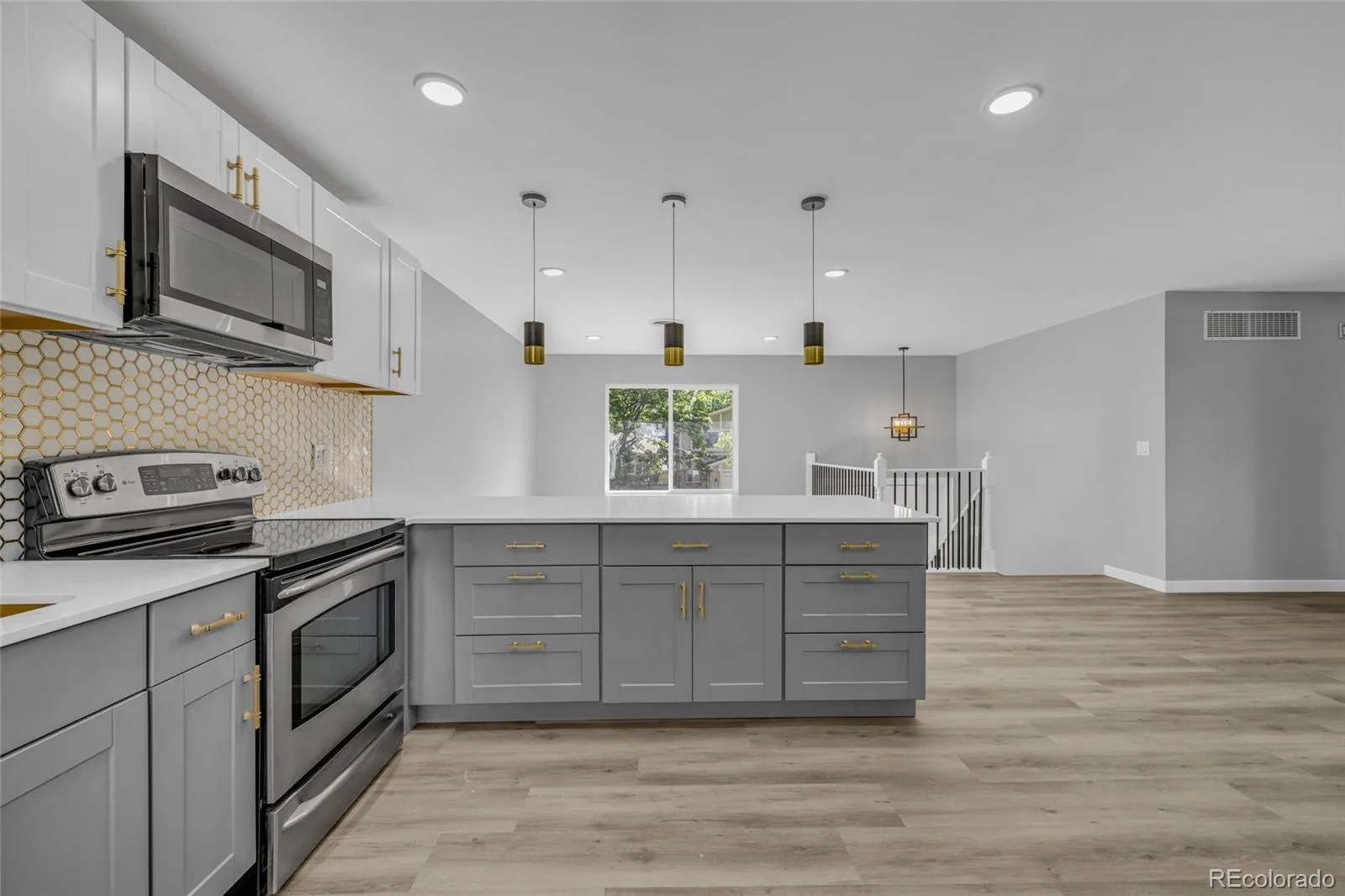 2189 S Coors Circle Lakewood CO 80228 | MLS #REC3580312 09232026084023 1600 12