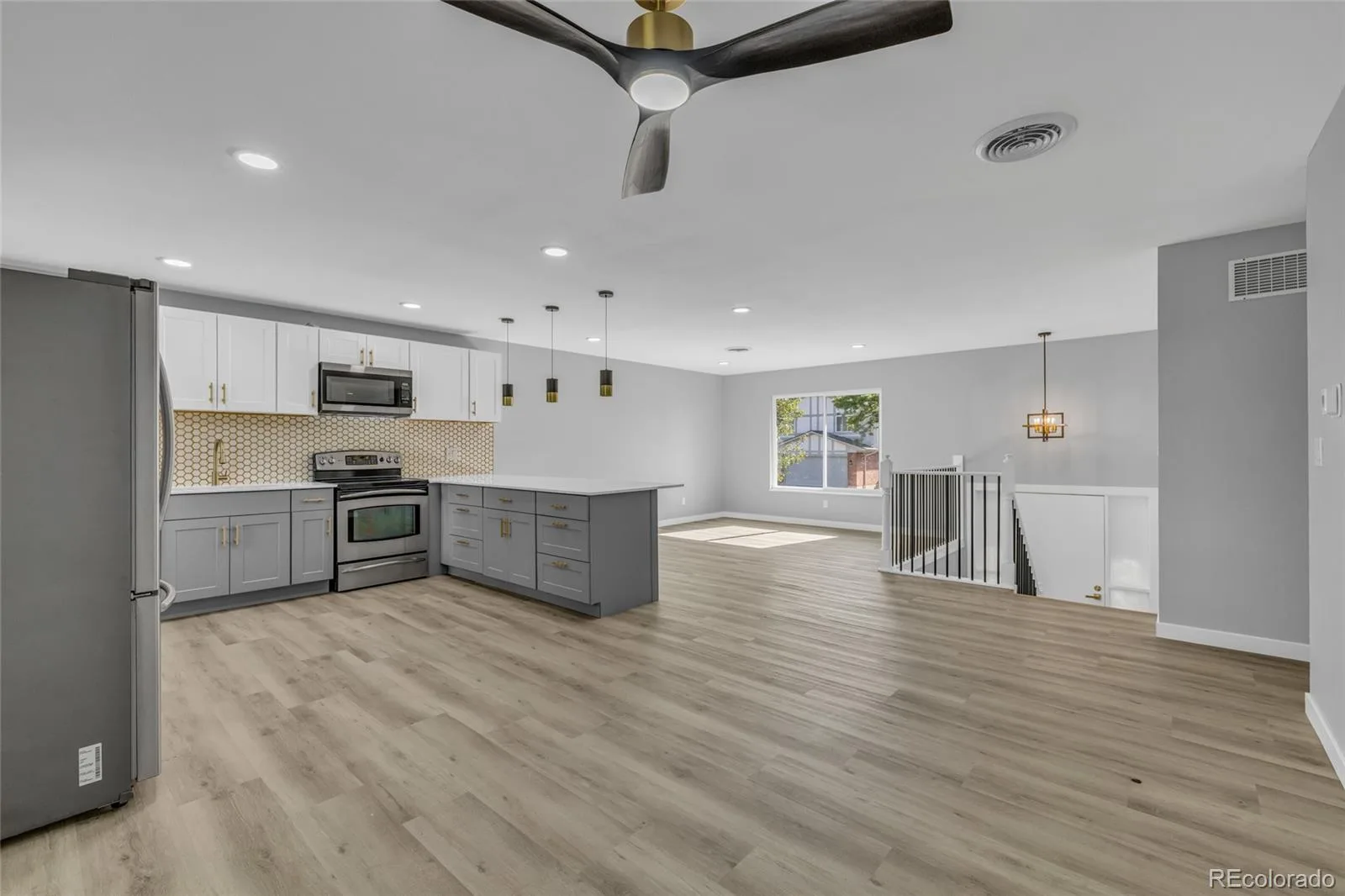 2189 S Coors Circle Lakewood CO 80228 | MLS #REC3580312 09232026084023 1600 8