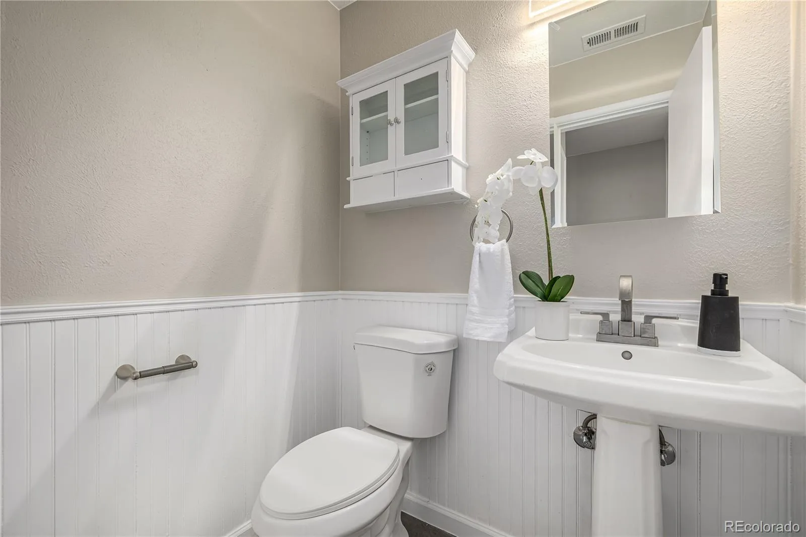 2540 S Jasmine Street Denver CO 80222 MLS #REC3585055 06122026172733 1600 42