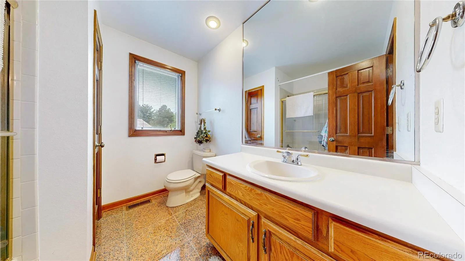 2462 Country Club Loop Denver CO 80234 MLS #REC3684354 05112026174934 1600 24