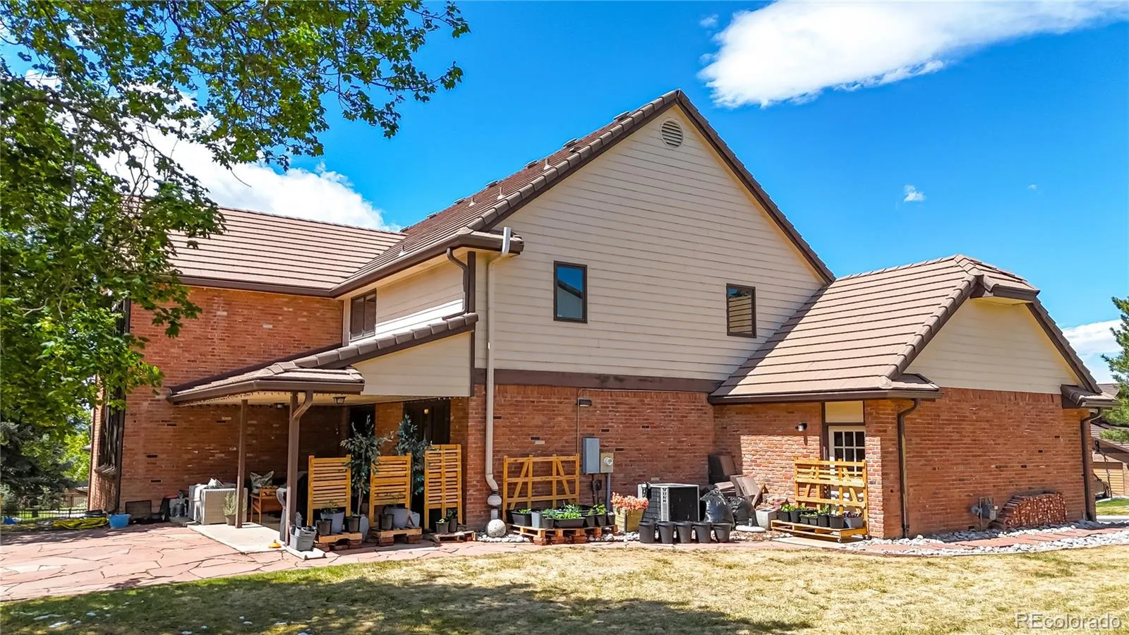 2462 Country Club Loop Denver CO 80234 MLS #REC3684354 05112026174934 1600 42