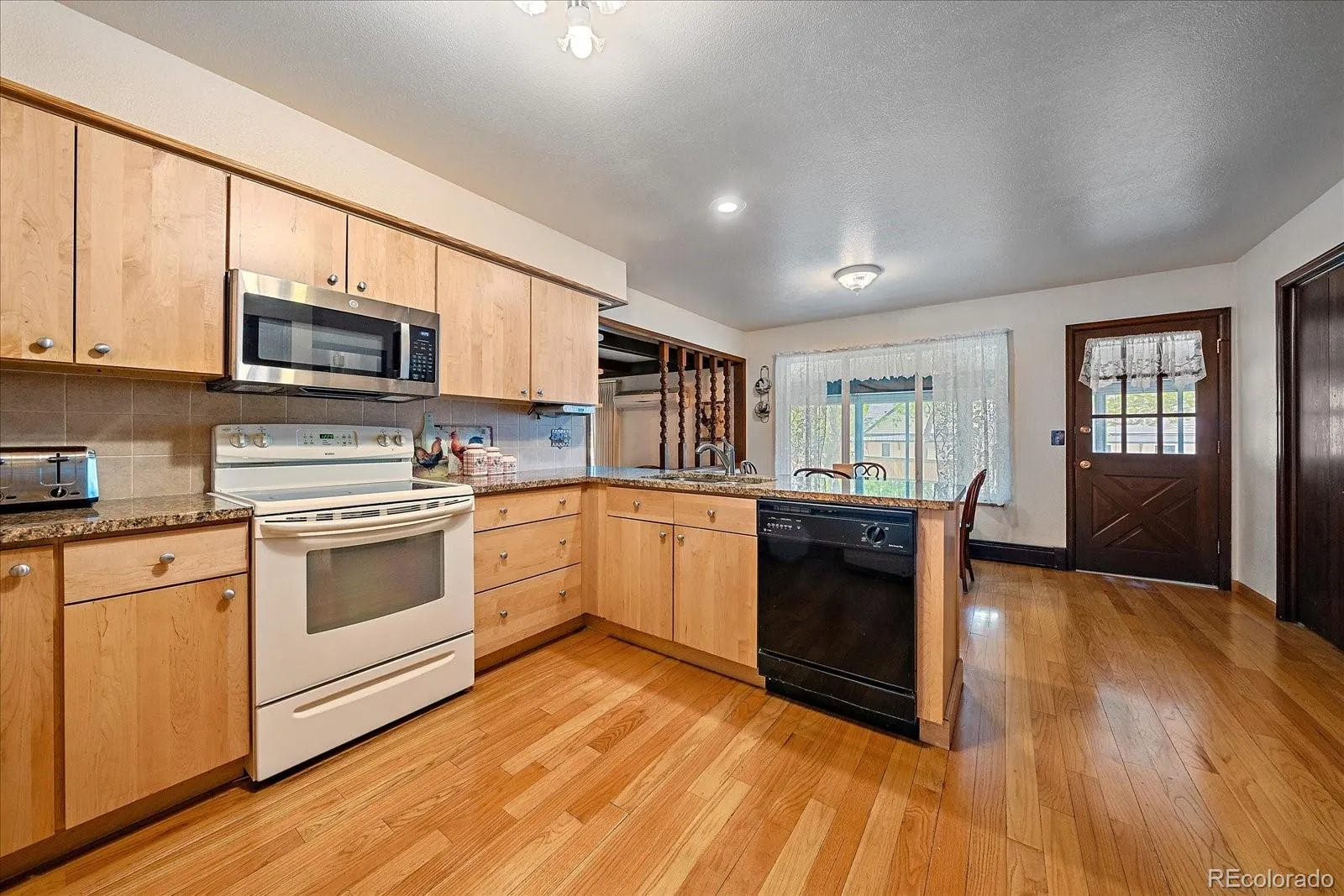 3121 Oak Street Lakewood CO 80215 MLS #REC3696368 04302026130545 1600 9