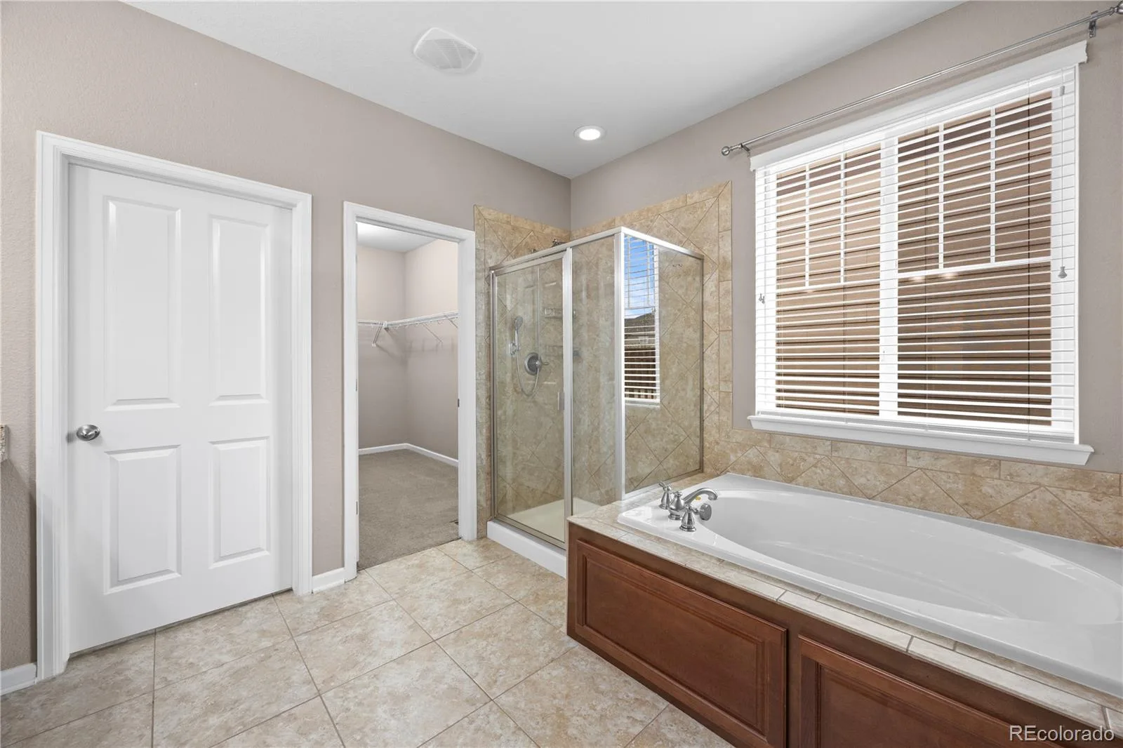 4961 S Versailles Circle Aurora CO 80015 | MLS #REC3745826 08142026234021 1600 25