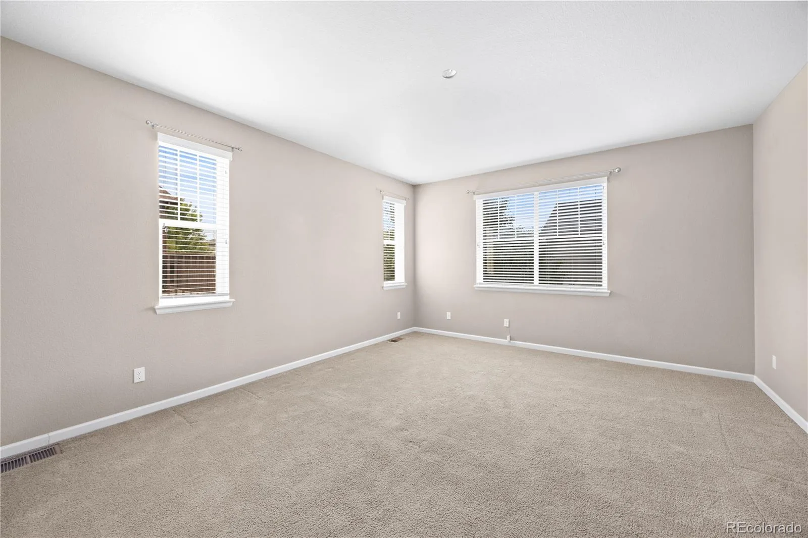 4961 S Versailles Circle Aurora CO 80015 | MLS #REC3745826 08142026234021 1600 7