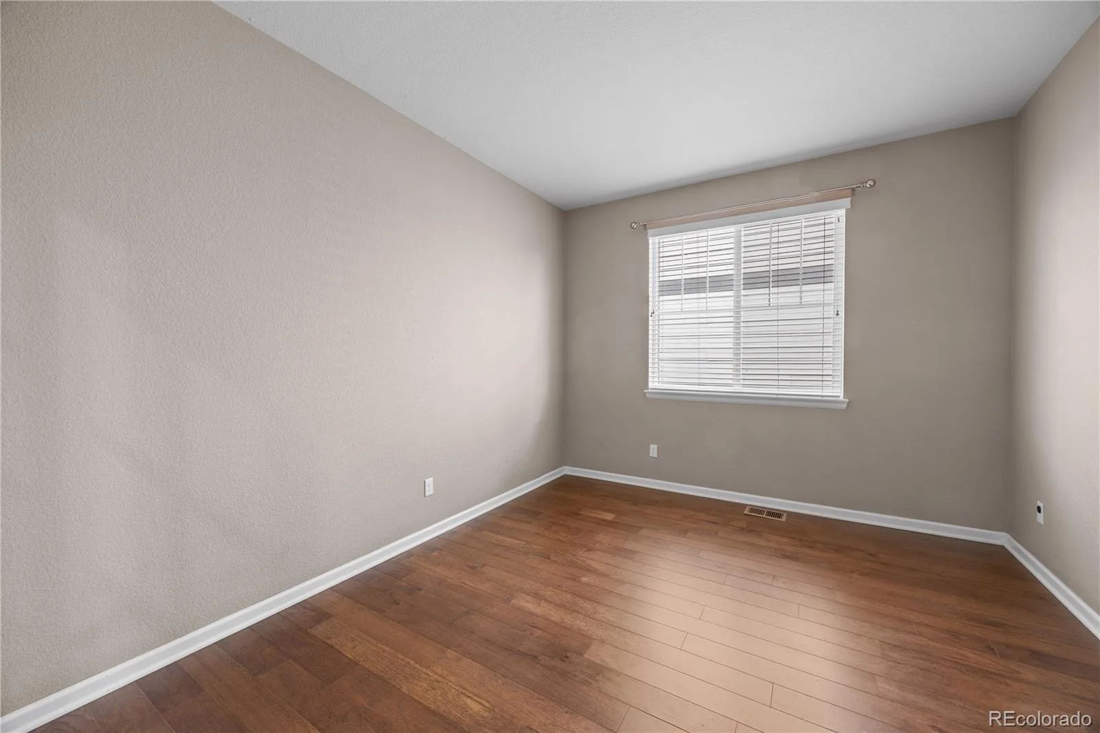 4961 S Versailles Circle Aurora CO 80015 | MLS #REC3745826 08142026234021 1600 9
