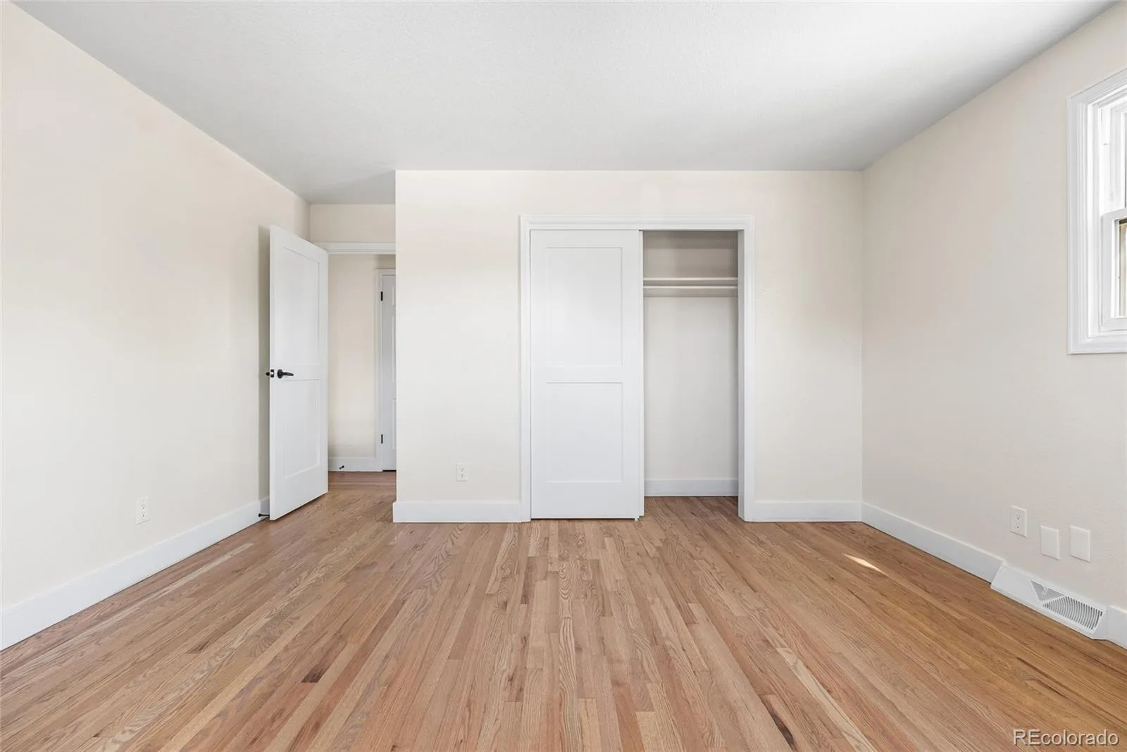 1375 W Hinsdale Drive Littleton CO 80120 | MLS #REC3749270 08062026033401 1600 29