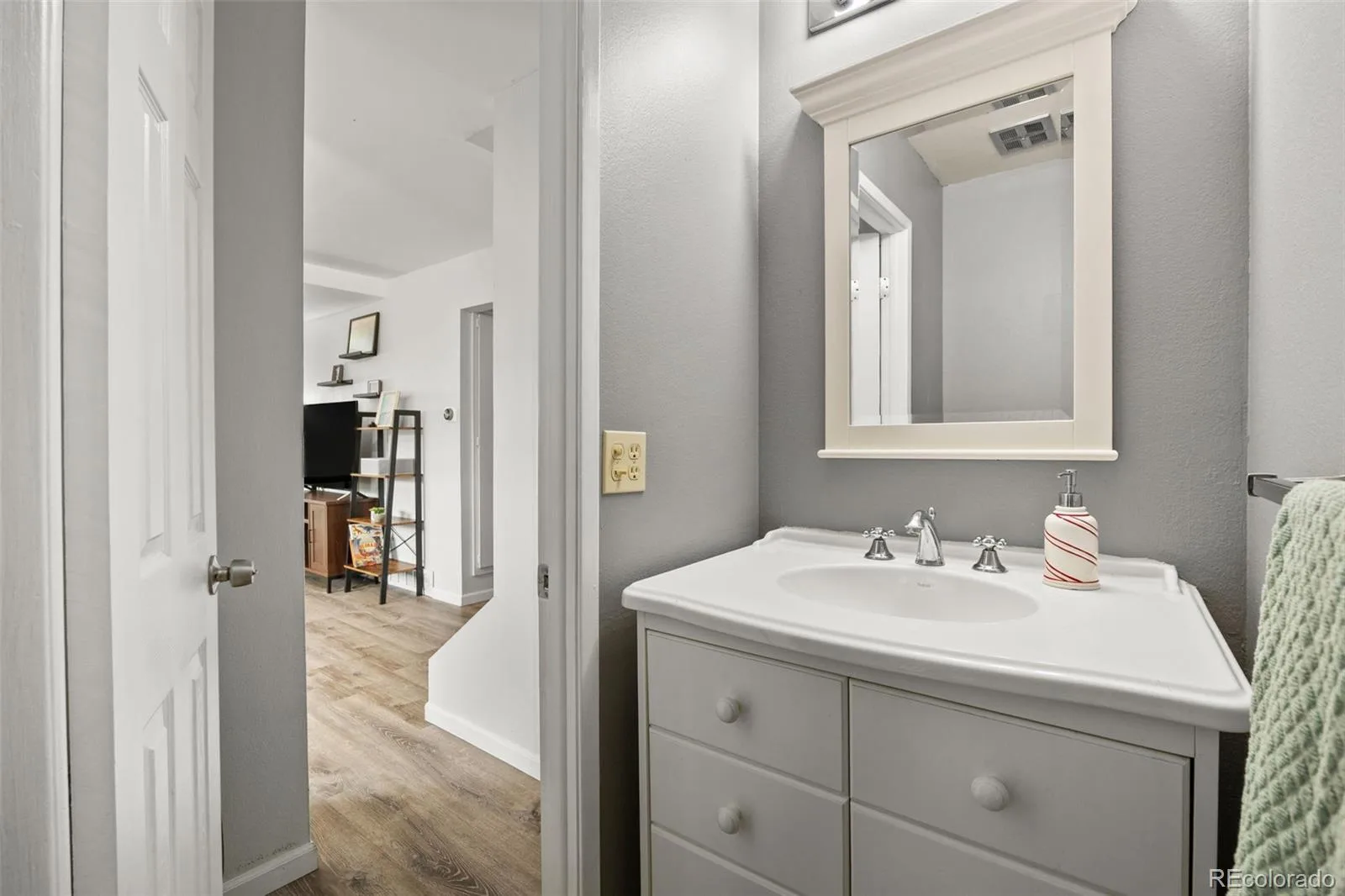 9239 E Nassau Avenue Denver CO 80237 MLS #REC3798143 06032026145925 1600 11