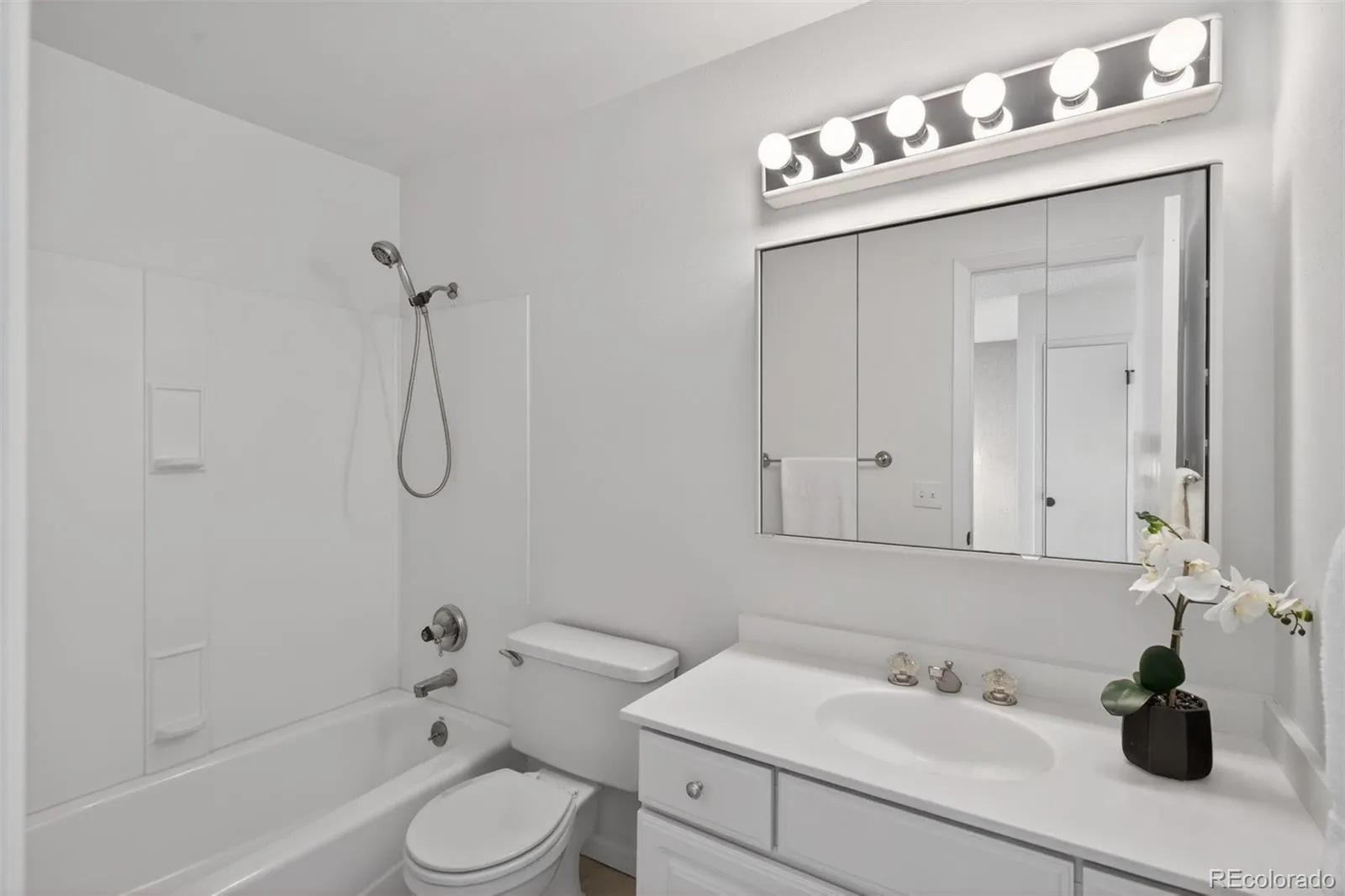 2558 S Vaughn Way #D Aurora CO 80014 MLS #REC3875509 04272026213329 1600 23