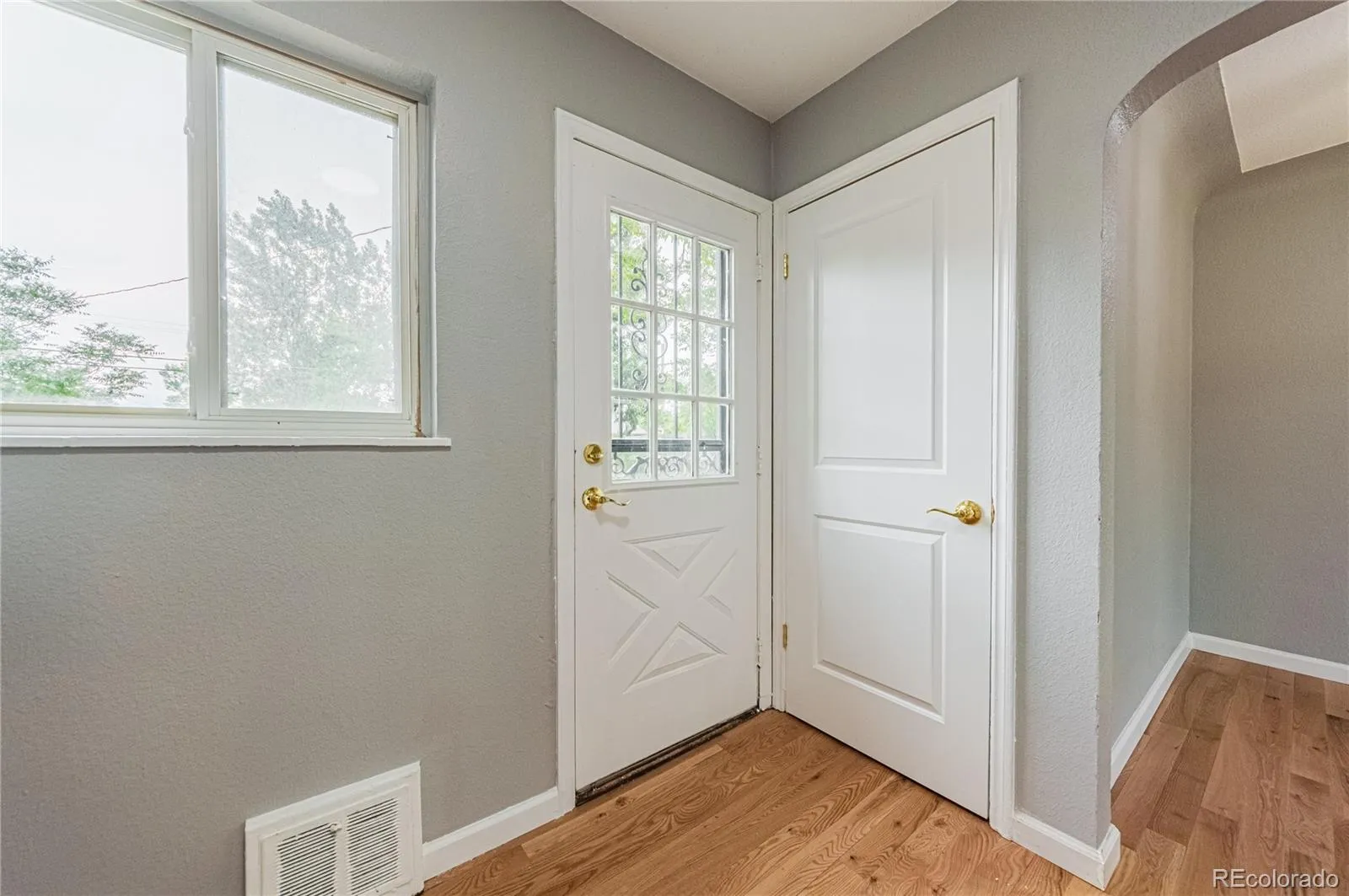 04172026222030 1600 12