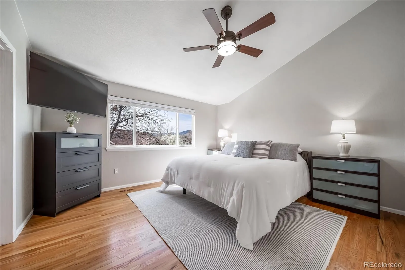 04012026220610 1600 15