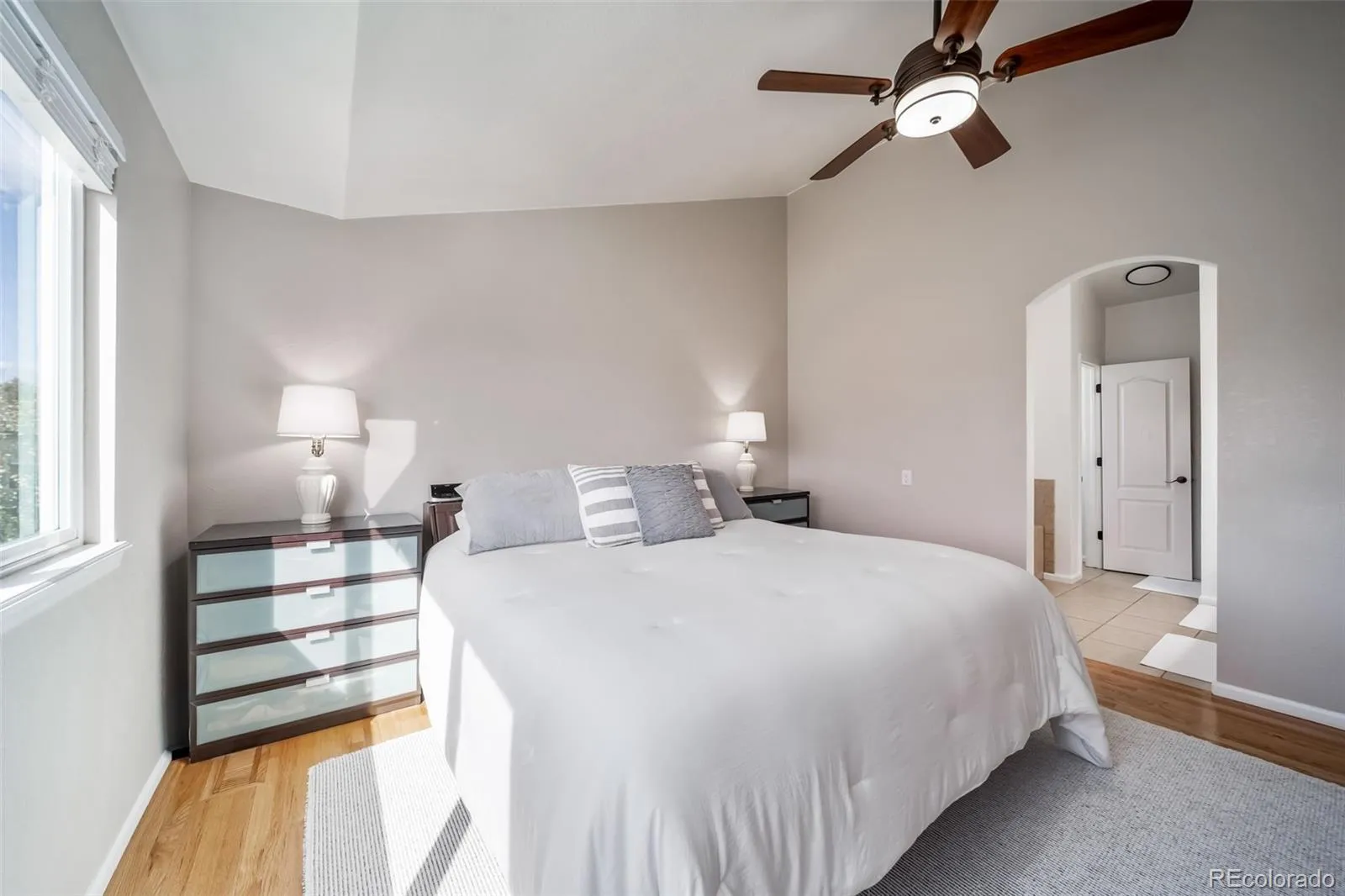 04012026220610 1600 16