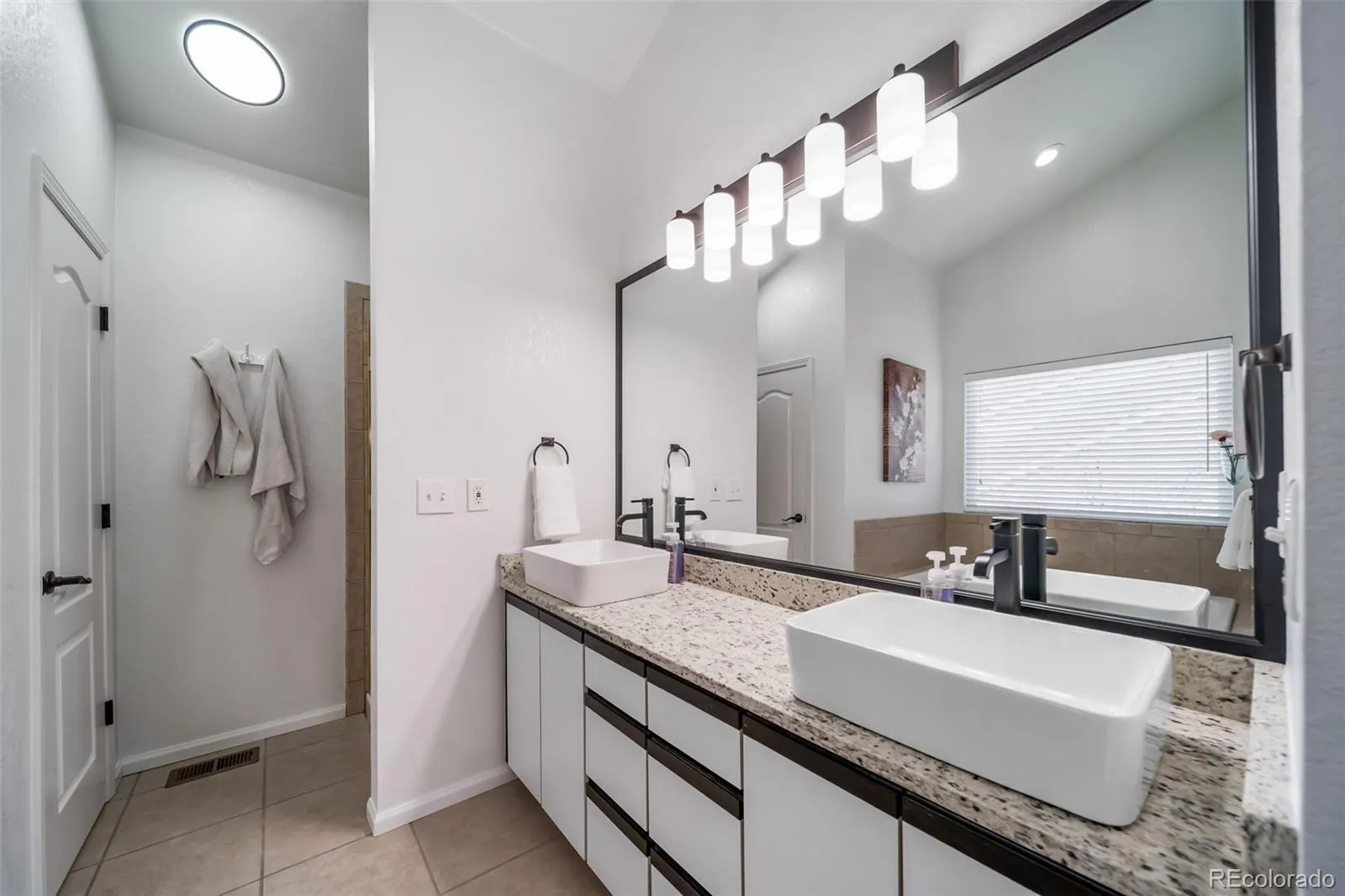 04012026220610 1600 17