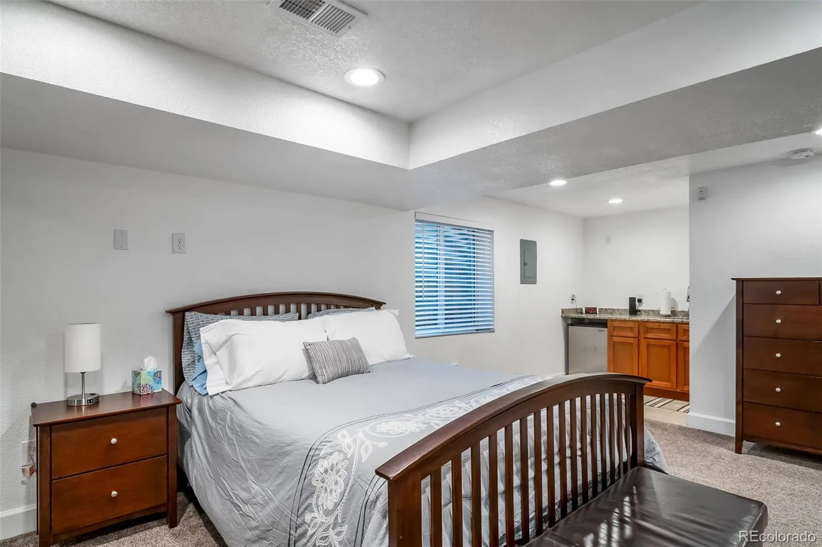 04012026220610 1600 23