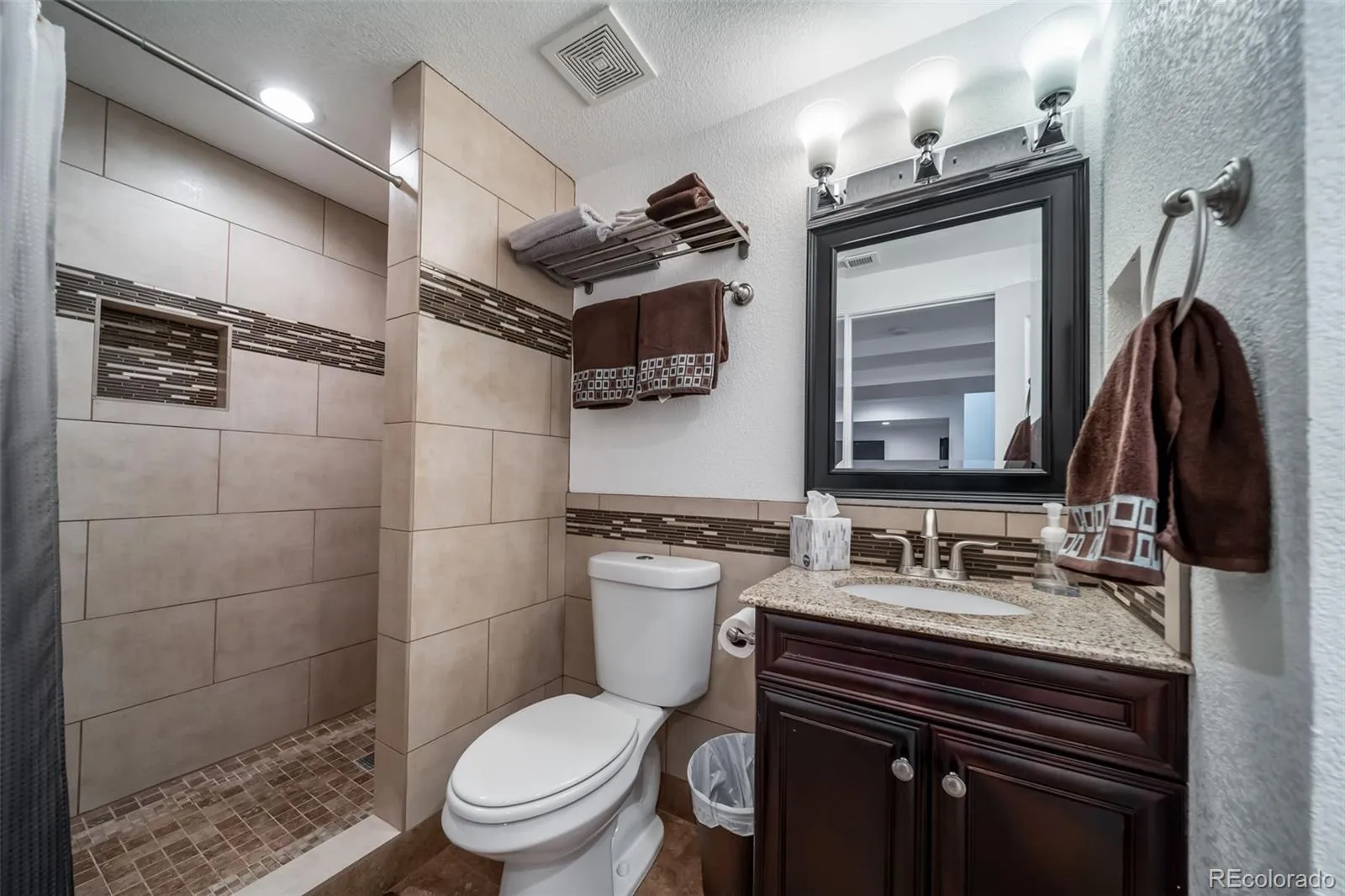 04012026220610 1600 24