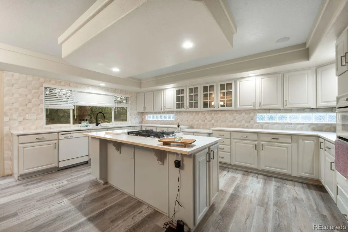 9531 Sand Hill Court Littleton CO 80126 | MLS #REC3916710 08252026020448 1200 3