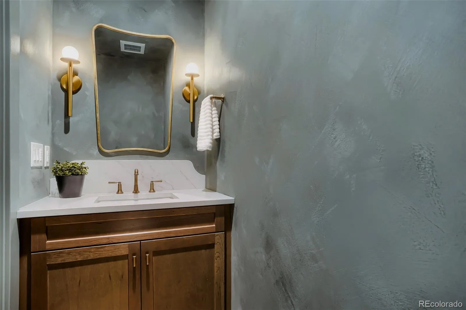 04032026215503 1600 19