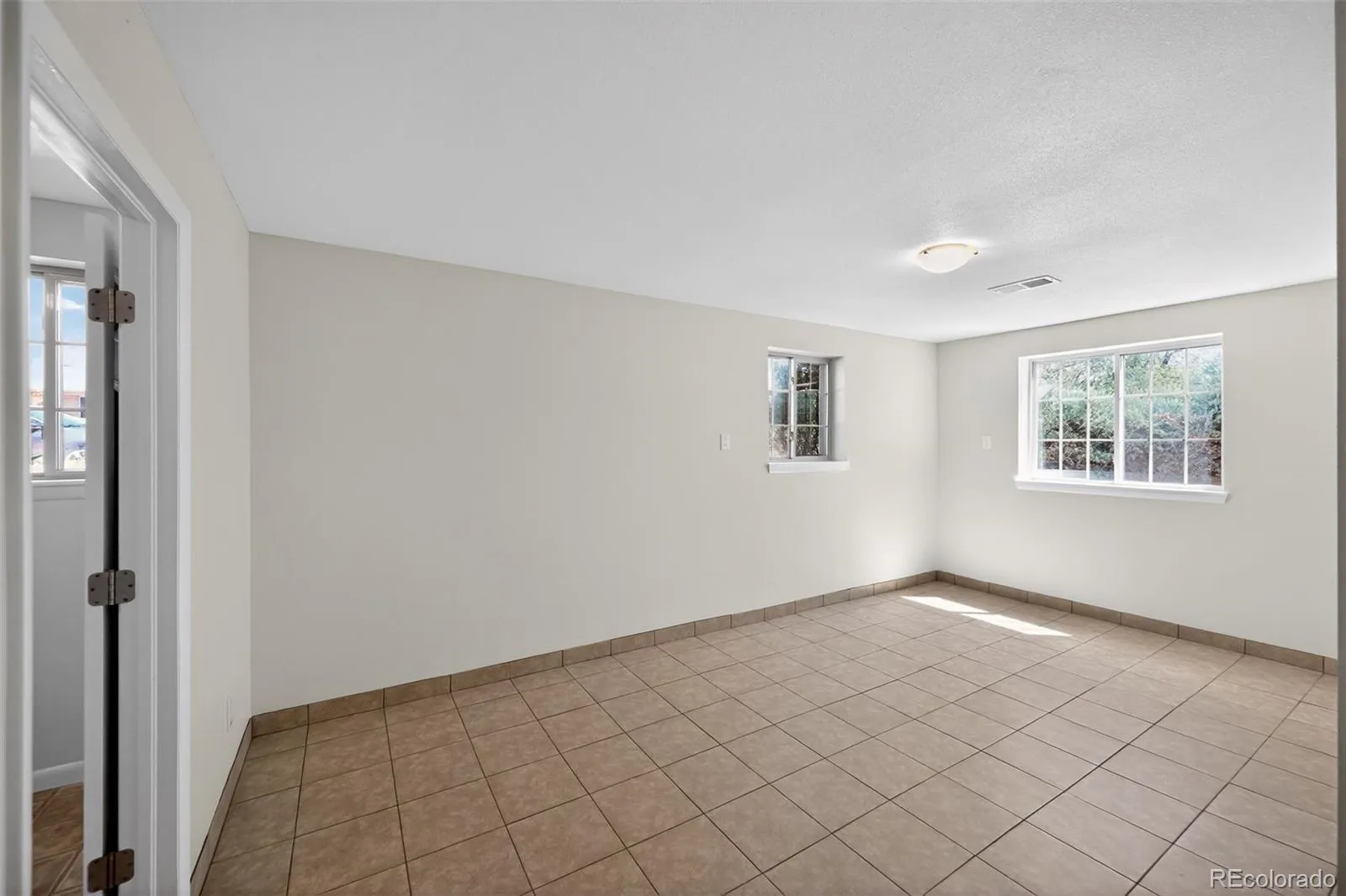 2201 Oakland Street Aurora CO 80010 MLS #REC4019350 04302026182849 1600 10