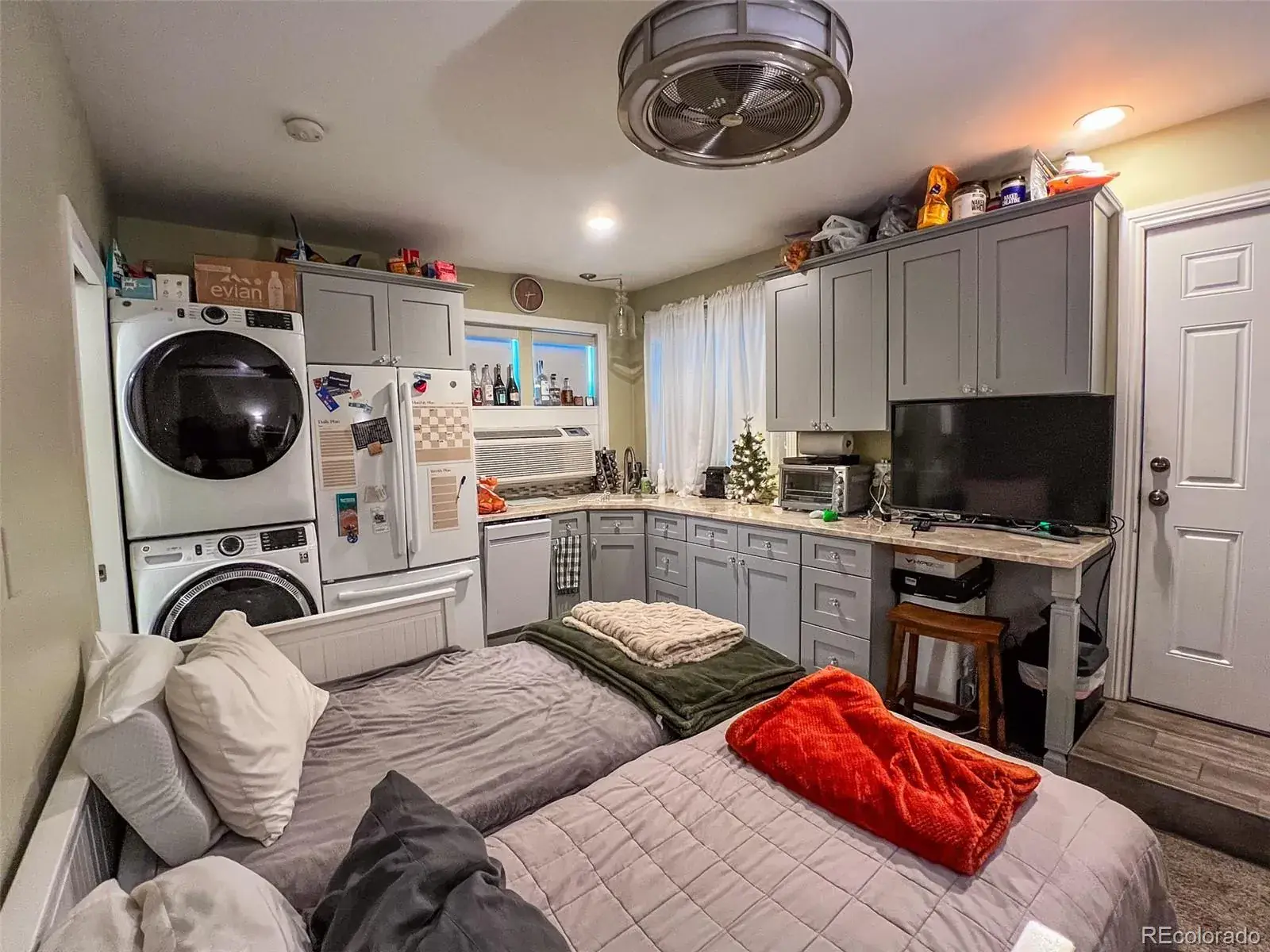 12042025220911 1600 21