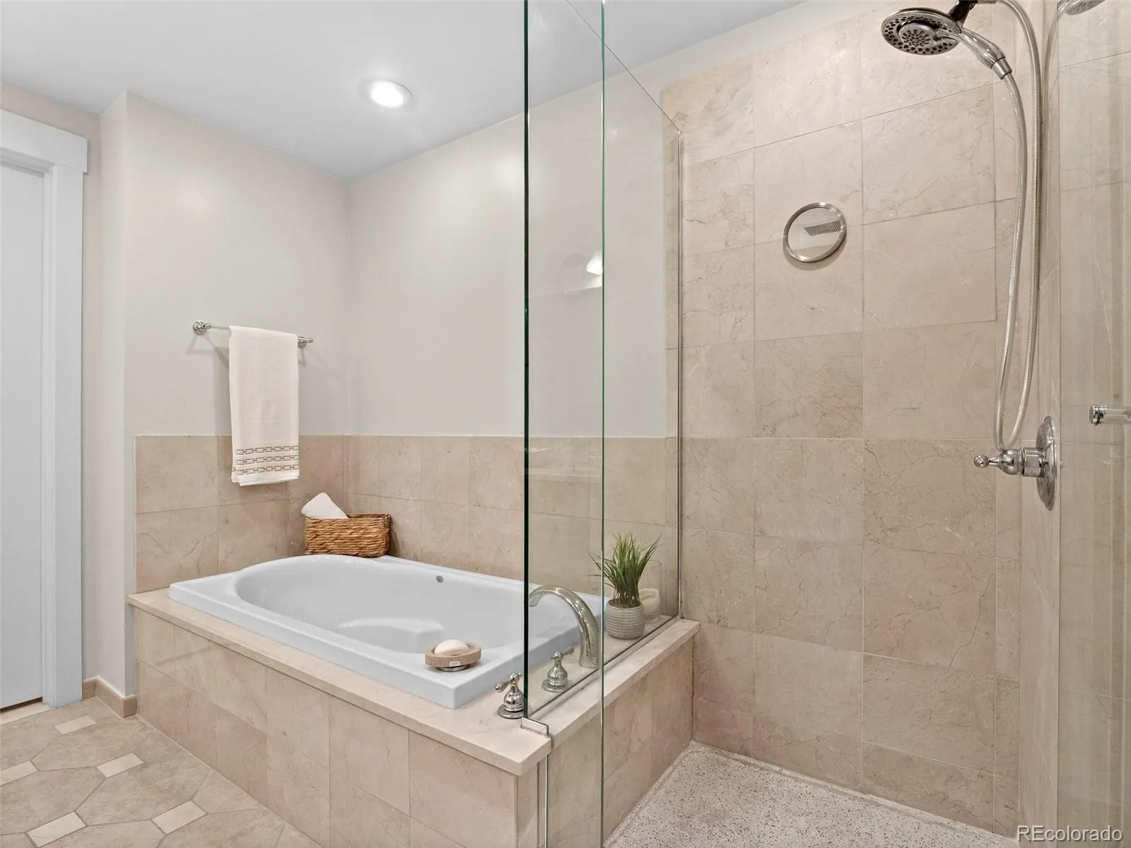 7220 W Bonfils Lane #205 Lakewood CO 80226 MLS #REC4054696 04182026195441 1600 21
