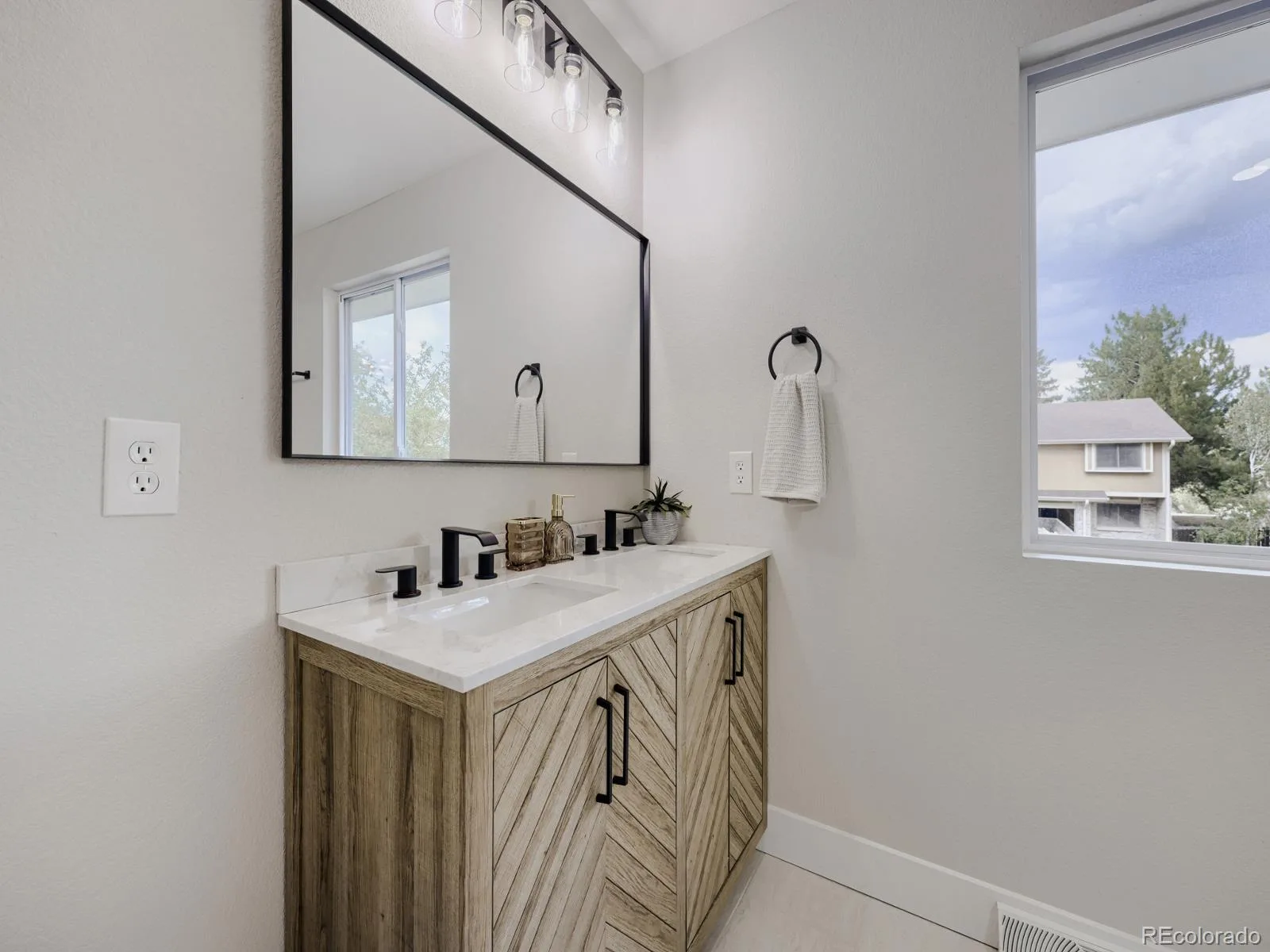 7555 S Madison Circle Littleton CO 80122 | MLS #REC4067123 08272026224522 1600 18