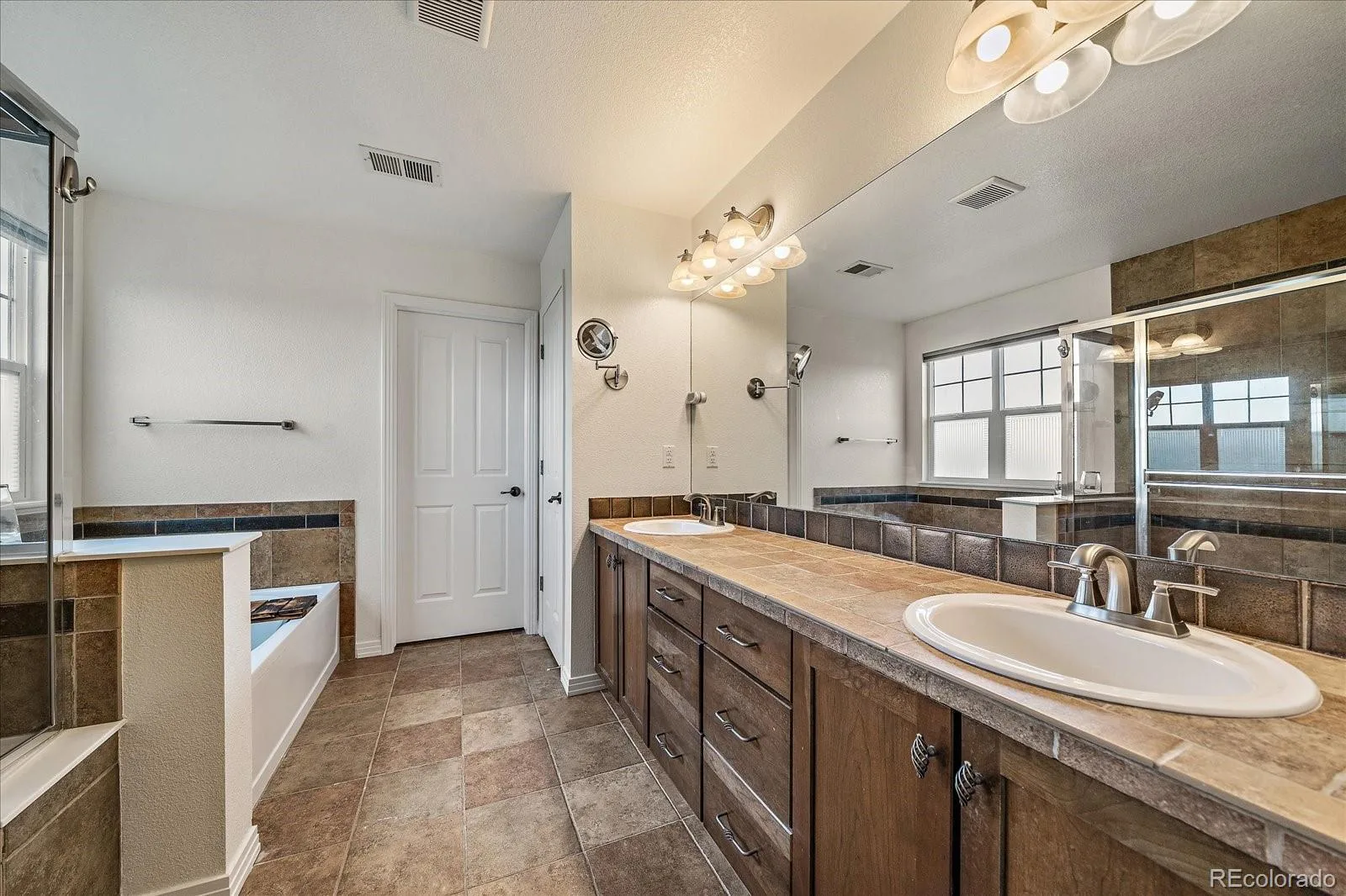 25480 E Hinsdale Place Aurora CO 80016 | MLS #REC4076791 08042026160258 1600 28