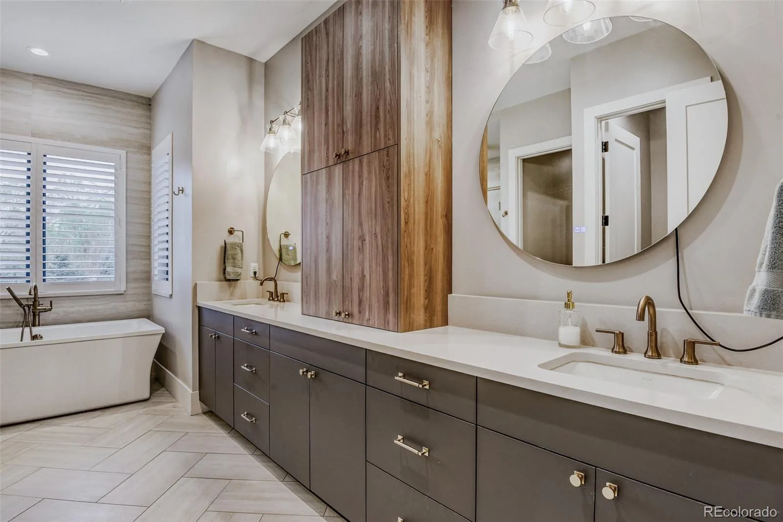 04162026220850 1600 24