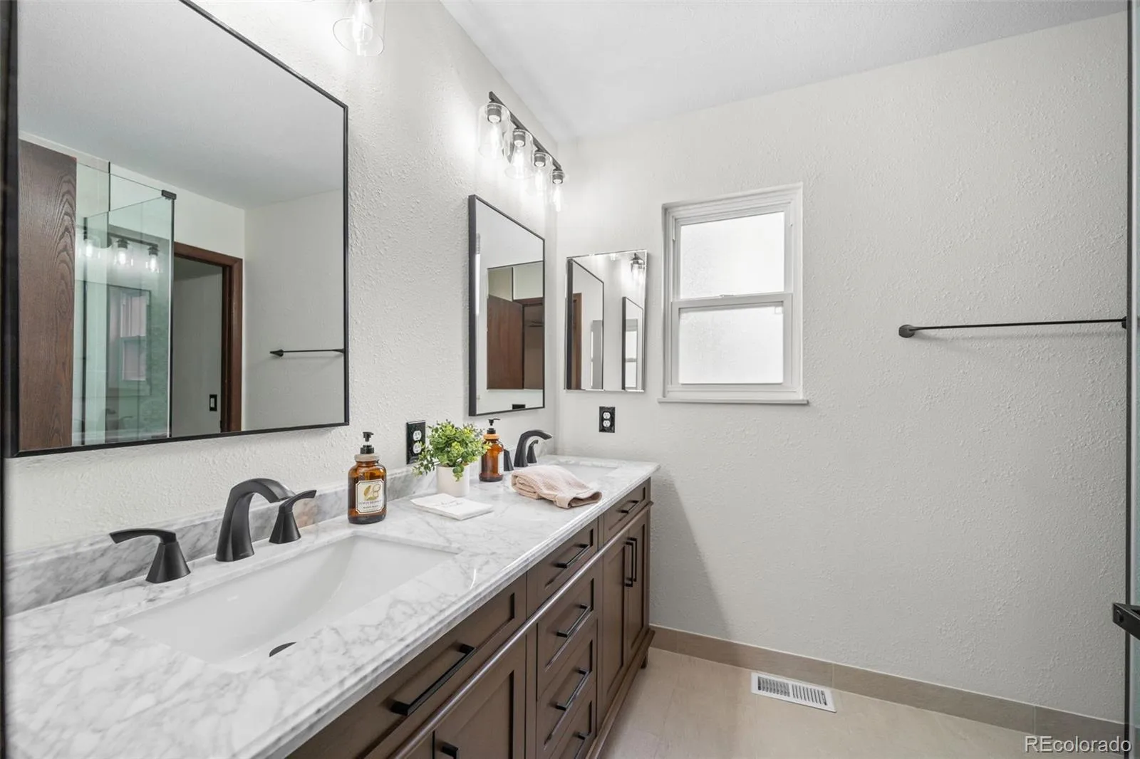 3702 S Mission Parkway Aurora CO 80013 MLS #REC4151391 06122026173920 1600 25