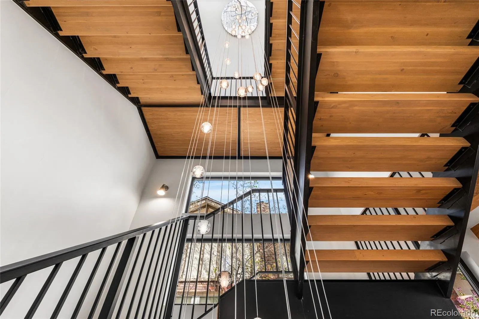 04092026223541 1600 16