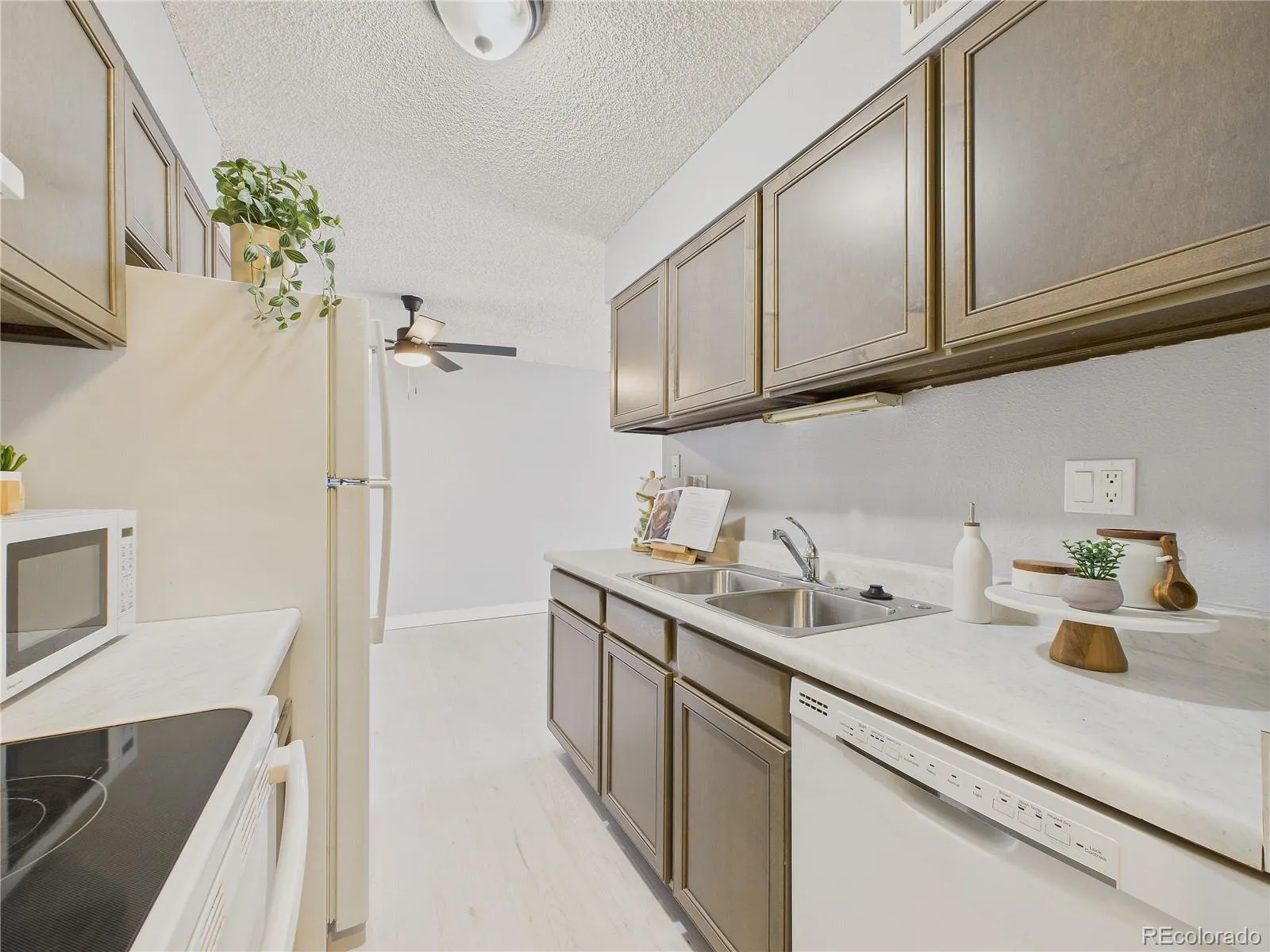 190 E Highline Circle #302 Centennial CO 80122 MLS #REC4212003 05192026202516 1600 8