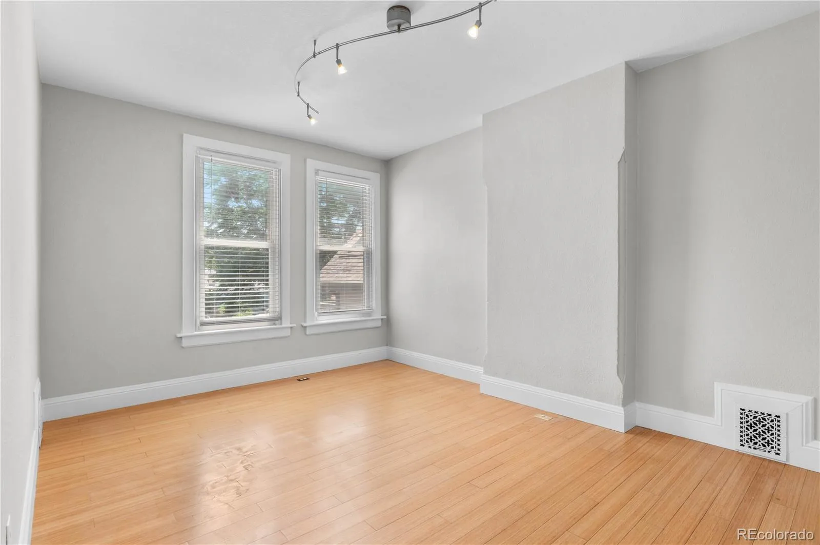 2952 Champa Street Denver CO 80205 MLS #REC4257098 05092026030315 1600 38