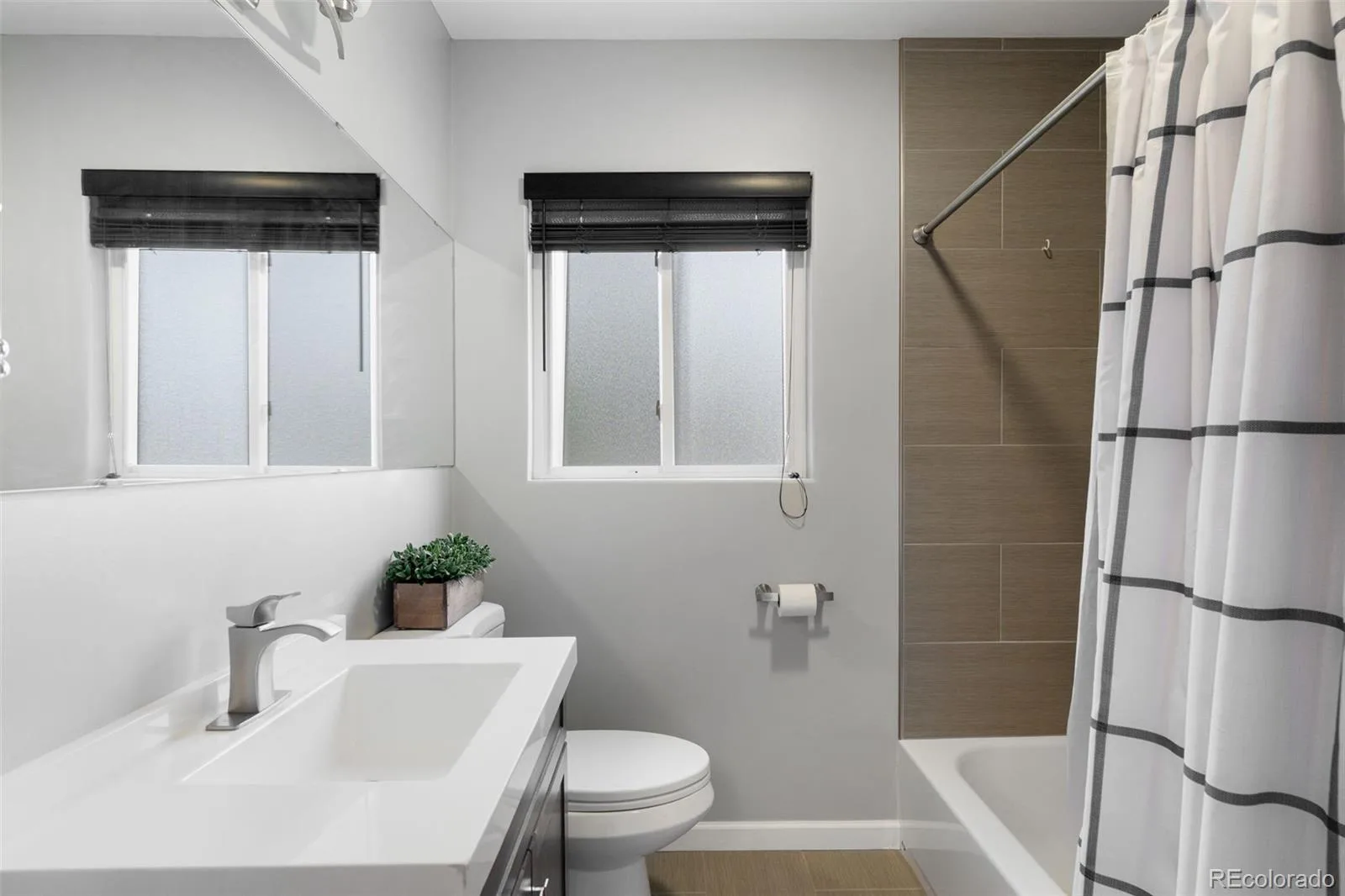 2101 Newport Street Denver CO 80207 | MLS #REC4274408 10162026231216 1600 19
