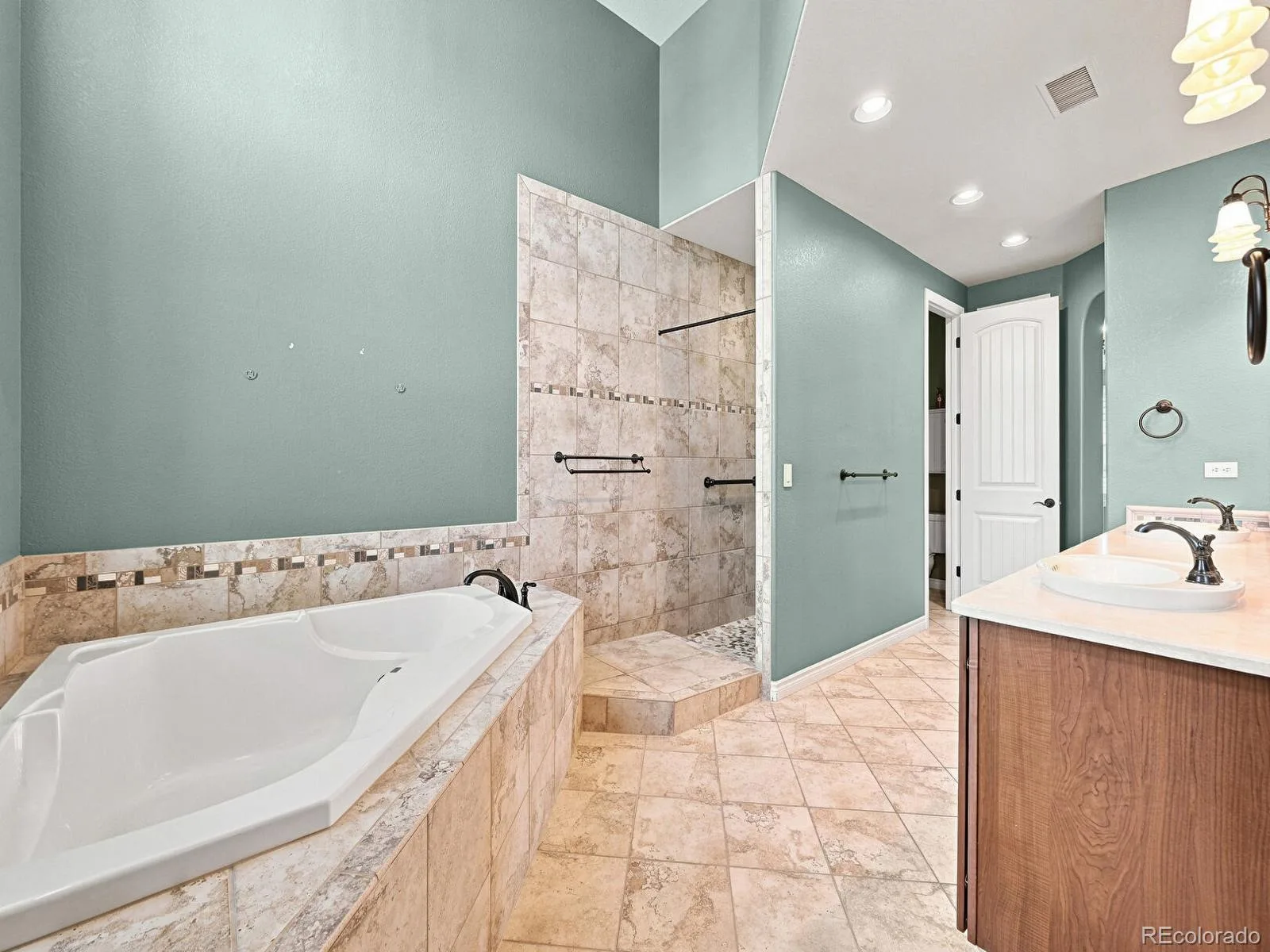 3038 Veneto Court Littleton CO 80126 | MLS #REC4307843 08142026144729 1600 24