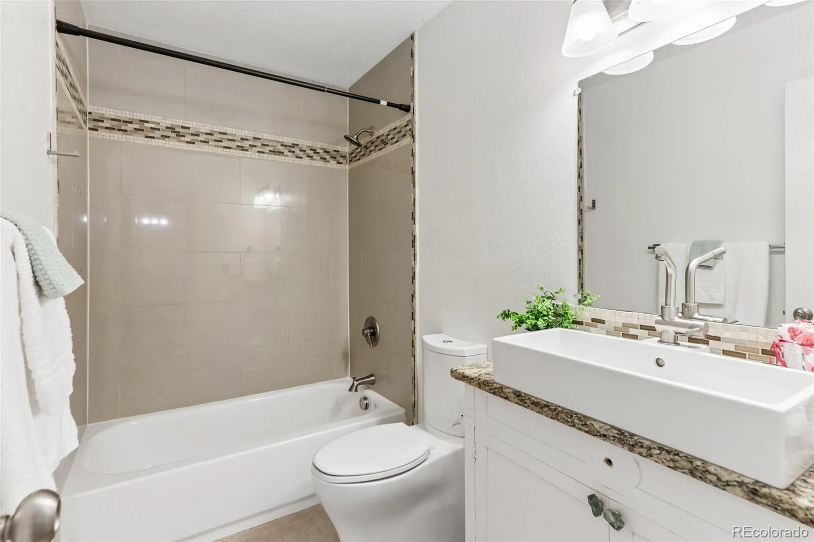 9183 E Oxford Drive Denver CO 80237 MLS #REC4362280 05092026024452 1600 21