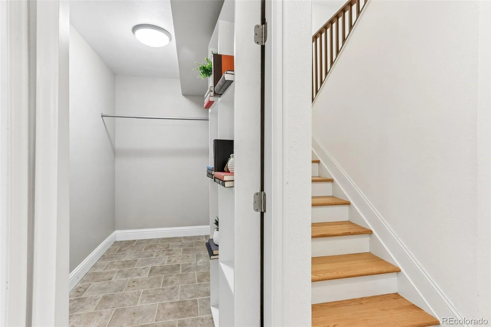 9183 E Oxford Drive Denver CO 80237 MLS #REC4362280 05092026024452 1600 25