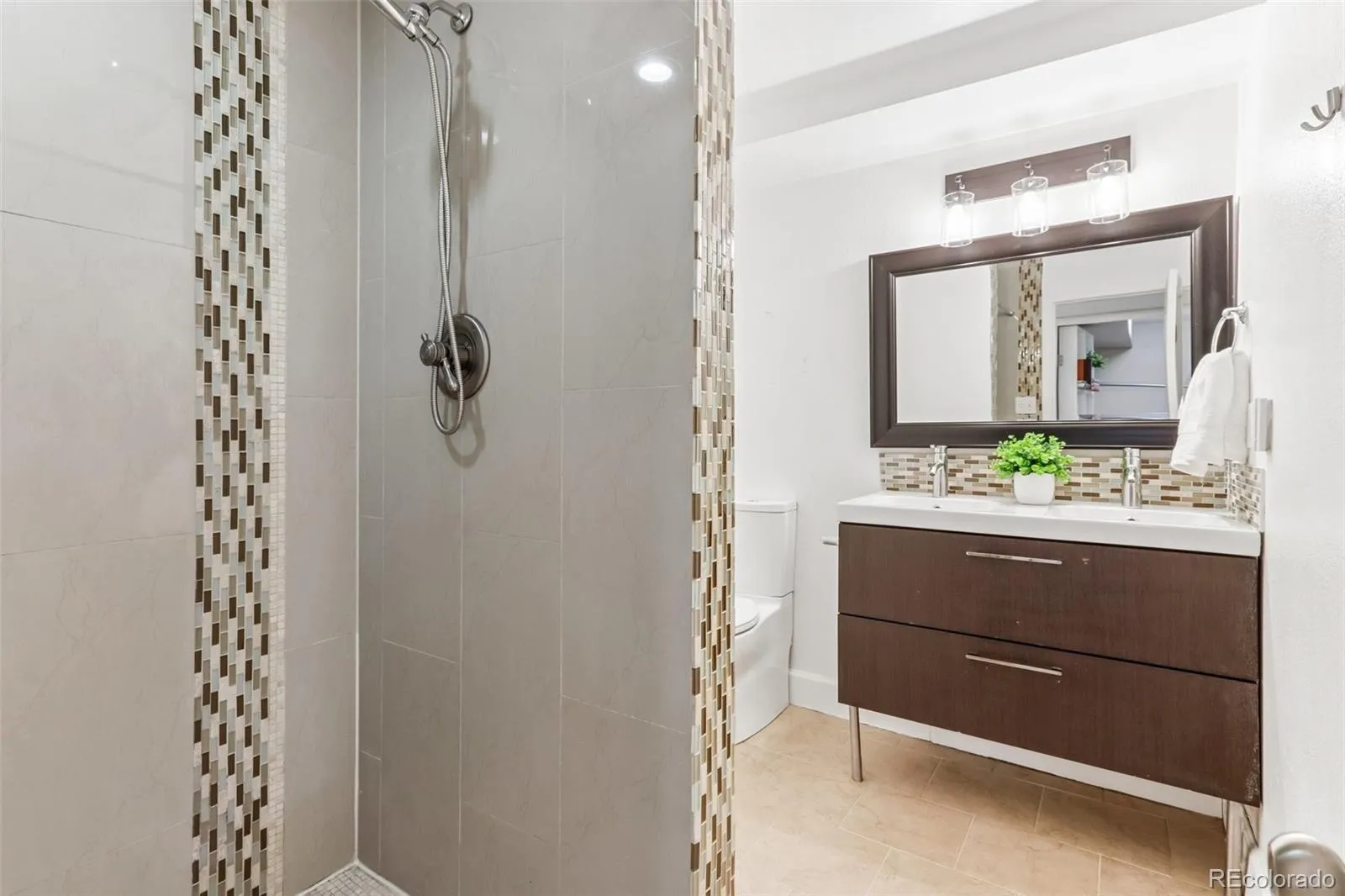 9183 E Oxford Drive Denver CO 80237 MLS #REC4362280 05092026024452 1600 28