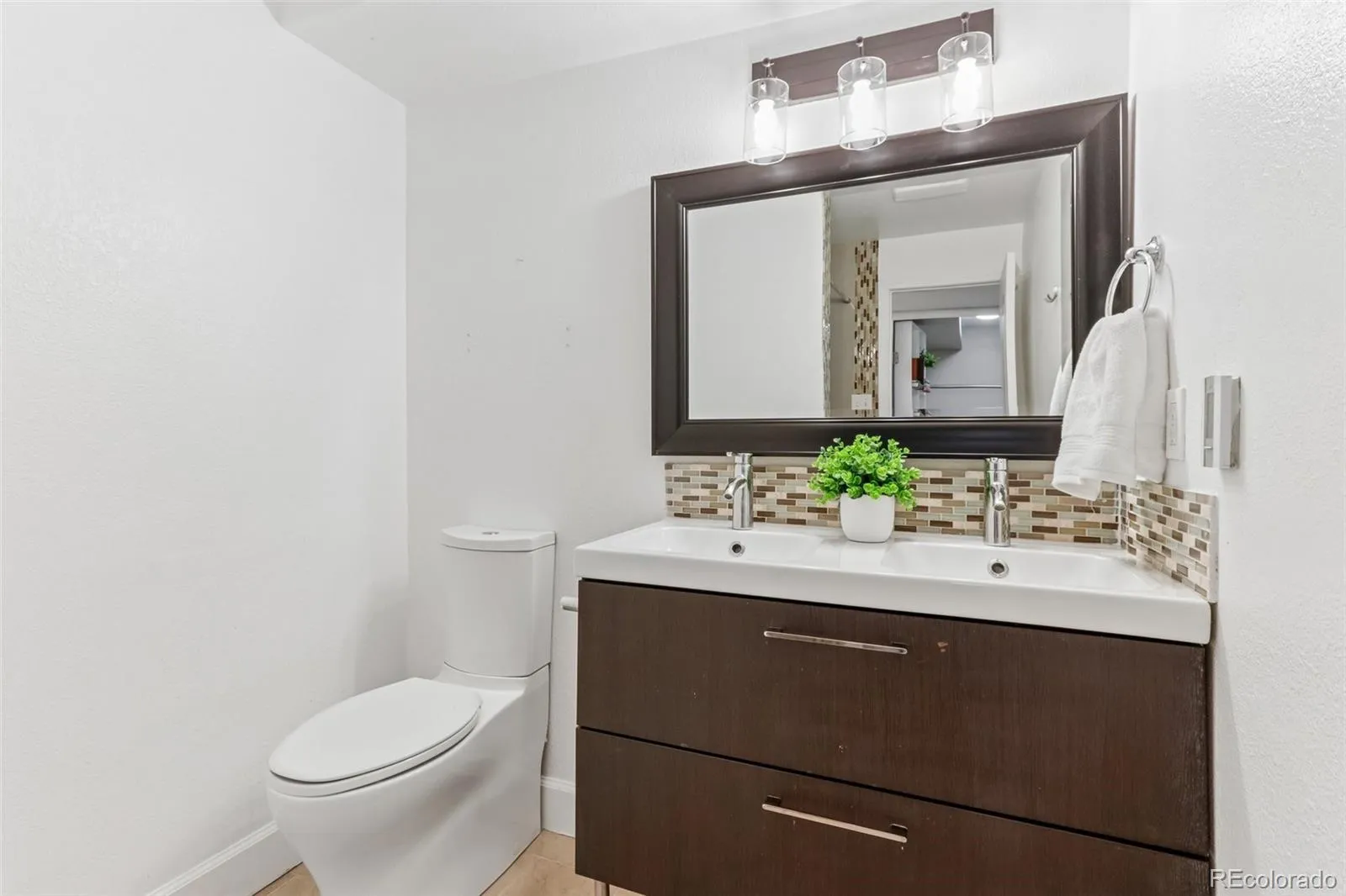 9183 E Oxford Drive Denver CO 80237 MLS #REC4362280 05092026024452 1600 29