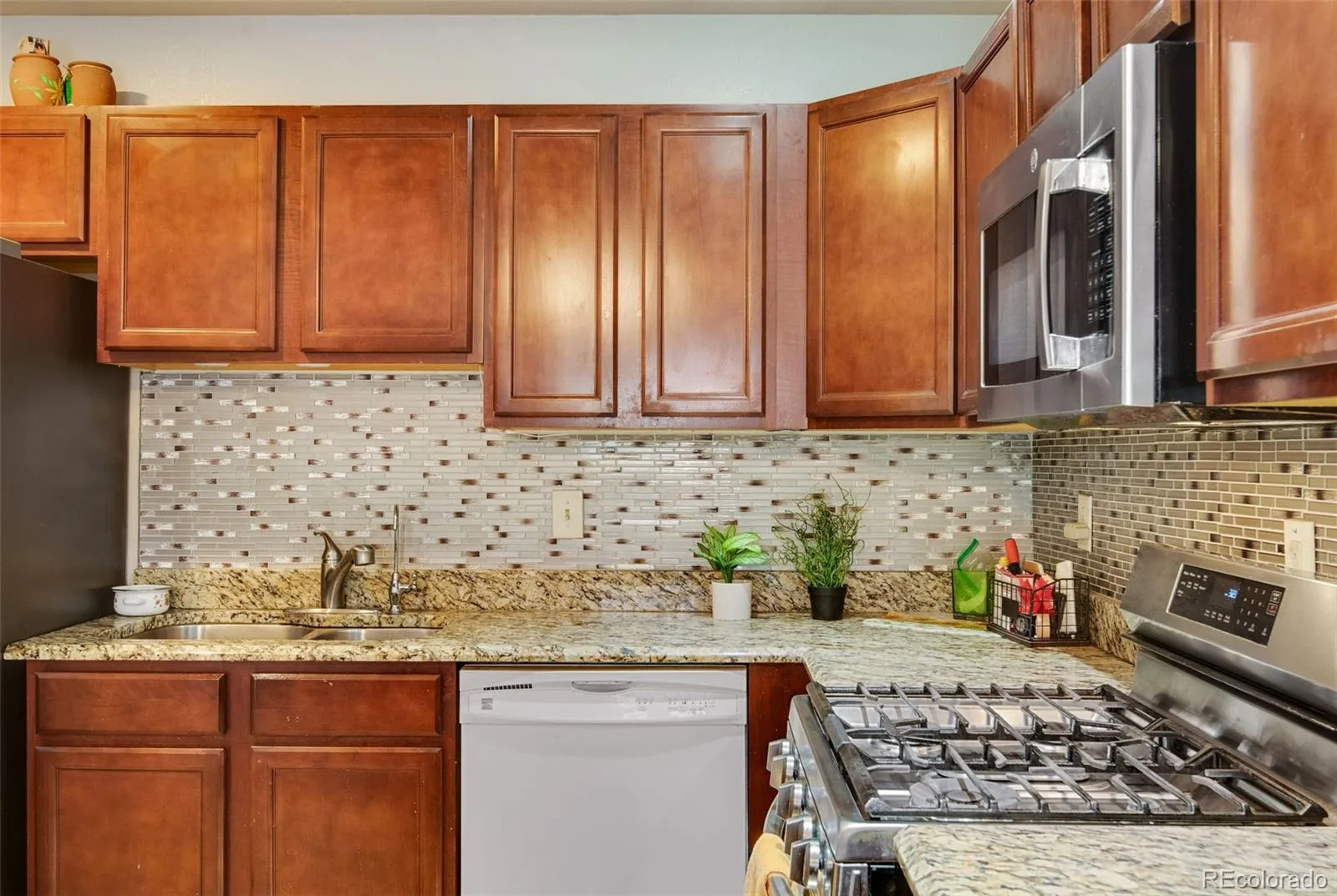 850 Peoria Street Aurora CO 80011 MLS #REC4369892 05022026061417 1600 18